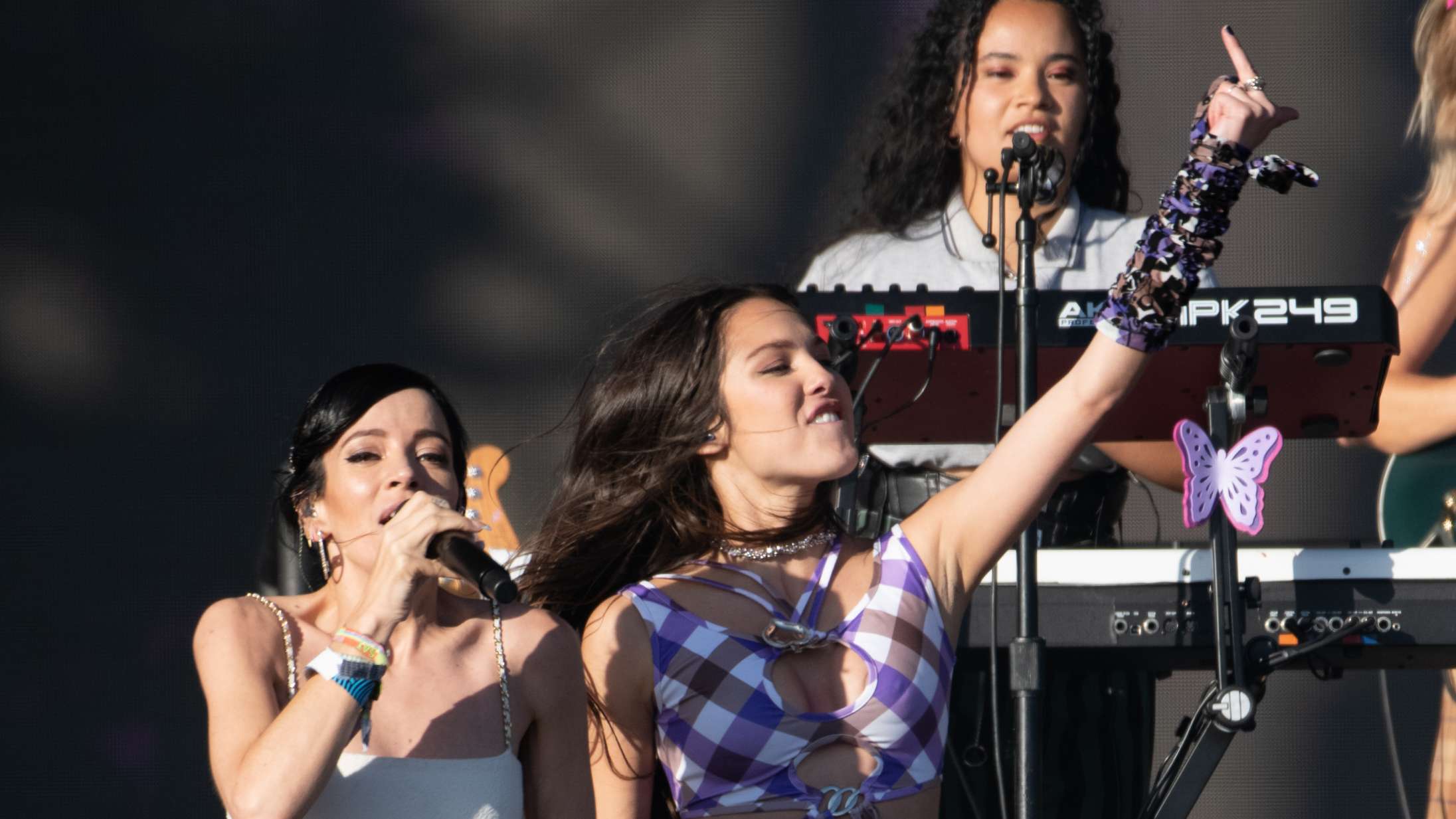 Se Olivia Rodrigo og Lily Allen synge ‘Fuck You’ til den amerikanske Højesteret efter abortafgørelse