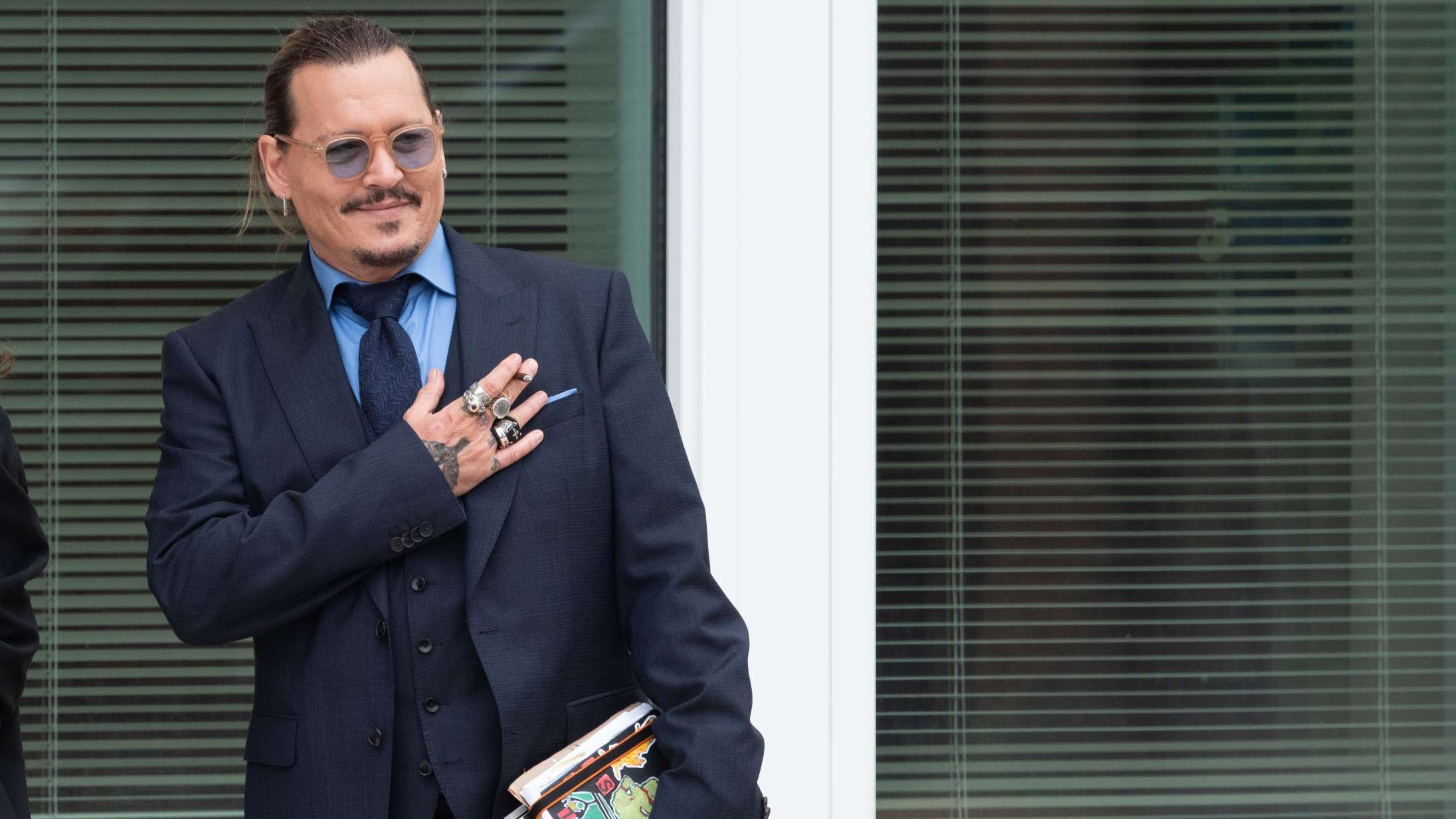 Johnny Depp indgår forlig i voldssag fra filmoptagelser