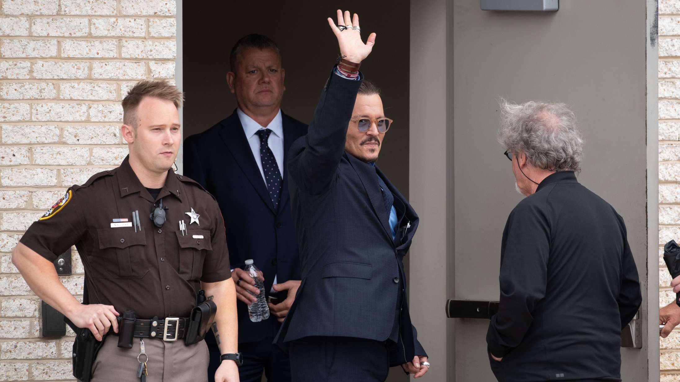 Johnny Depp takker fans i sin første TikTok