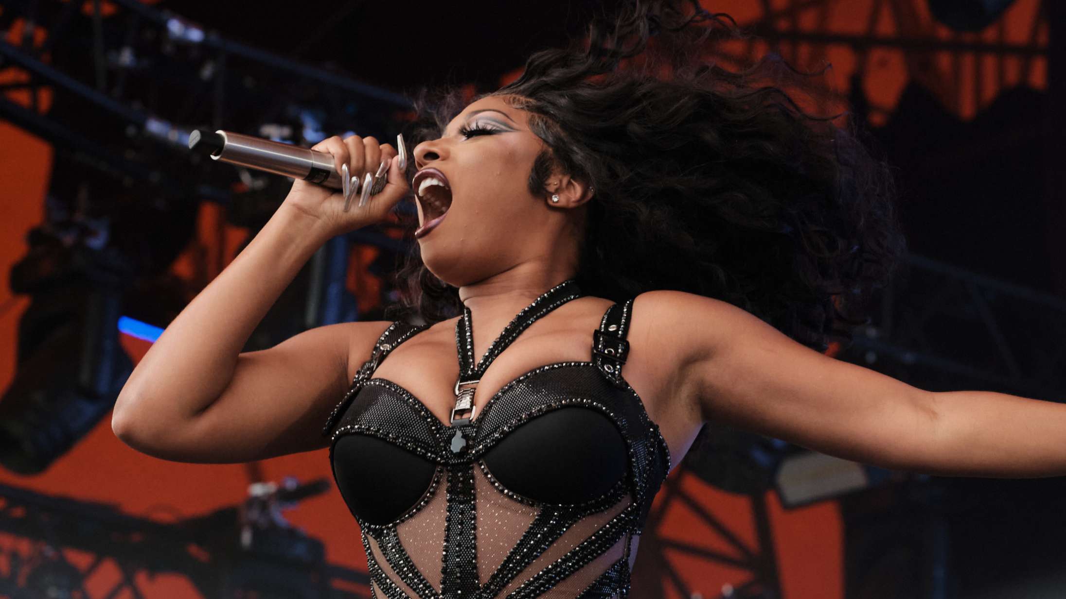 Roskilde Festival set fra kunstnernes side – billeder og videoer fra bl.a. Megan Thee Stallion og Drew Sycamore