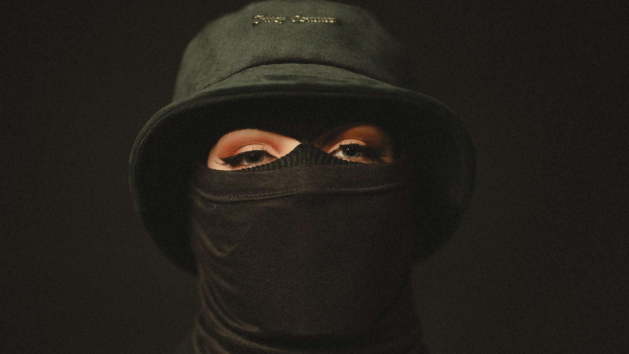 Så har Danmark fået sin første kvindelige maskerede rapper – se den voldsomme video til ’Sisterhood’