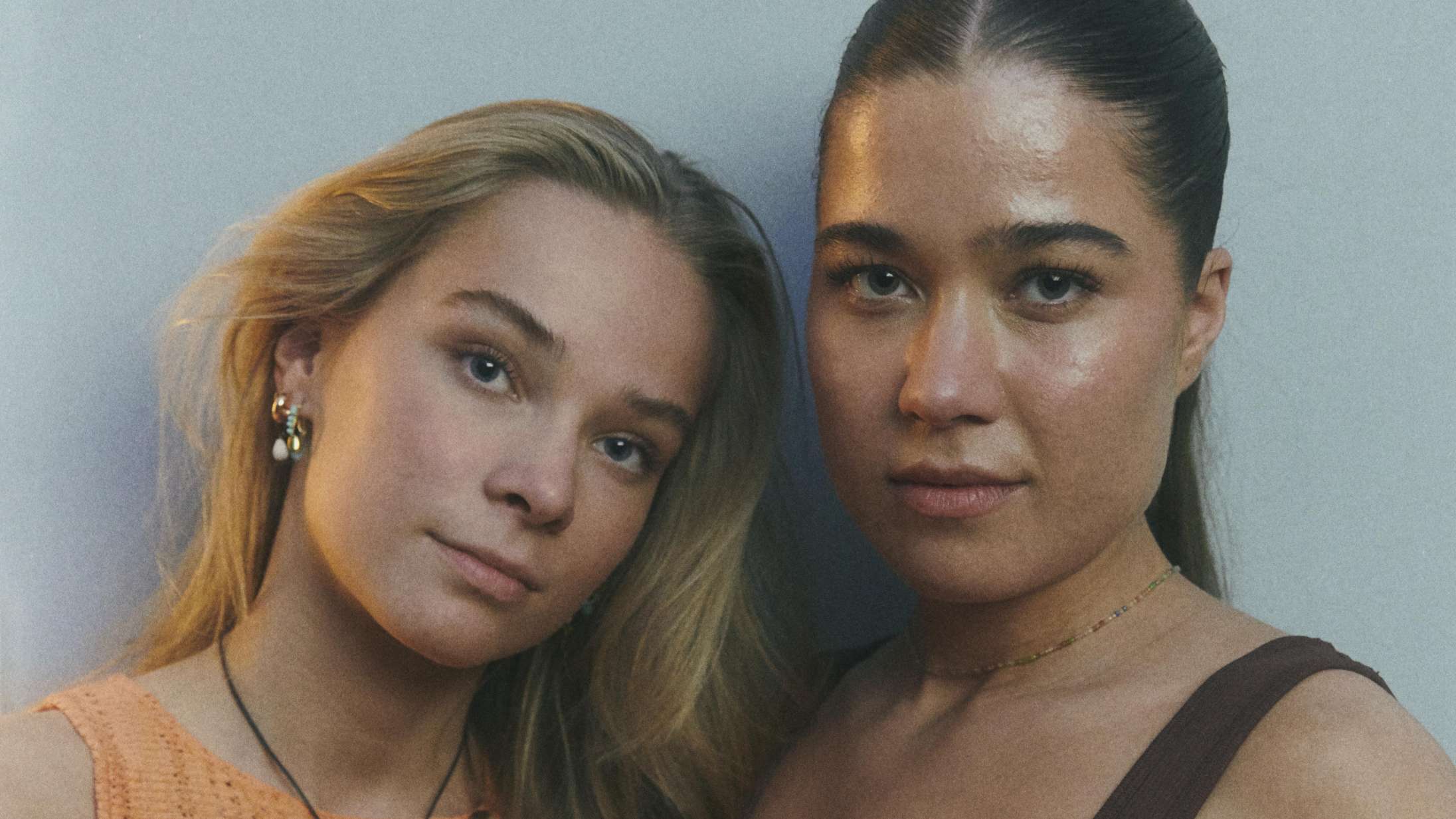 Coster-Waldau-søstrene om ’Salsa’, sexscenerne og deres forældres reaktion