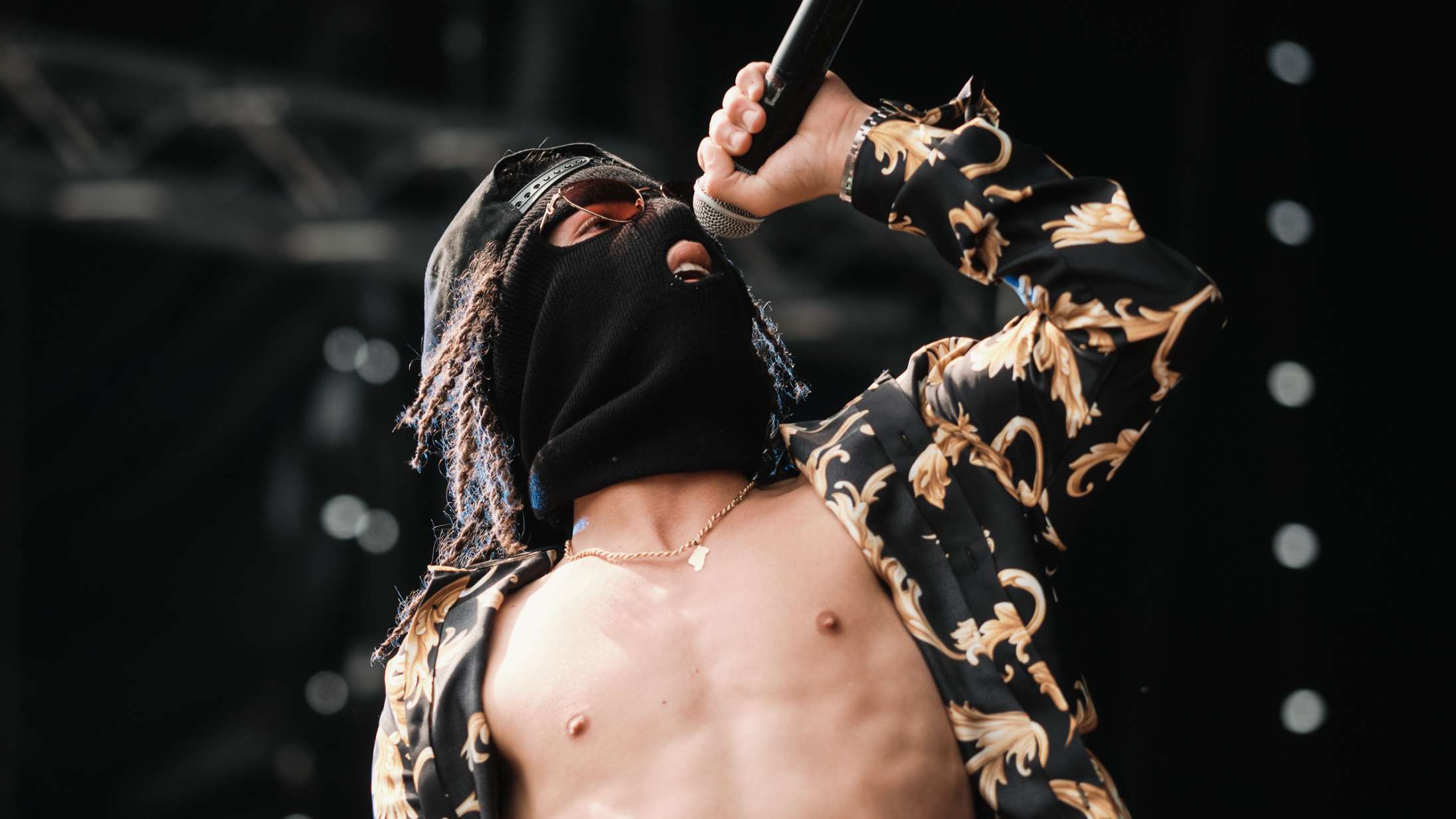 Det så ud til, at Shooter Gang var ved at få hedeslag under deres masker på Roskilde Festival