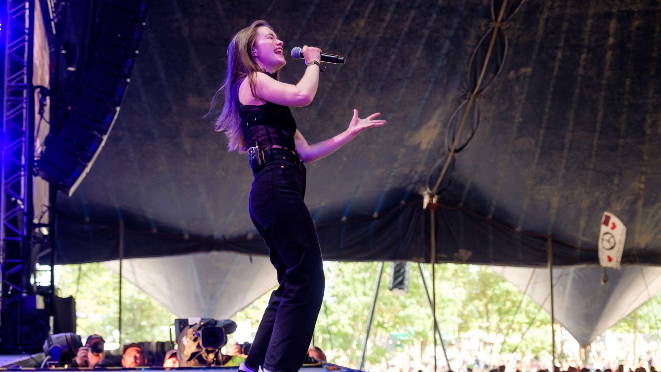 Fællessang og klokkeklar vokal: Sigrid skabte euforisk stemning på Roskilde Festival