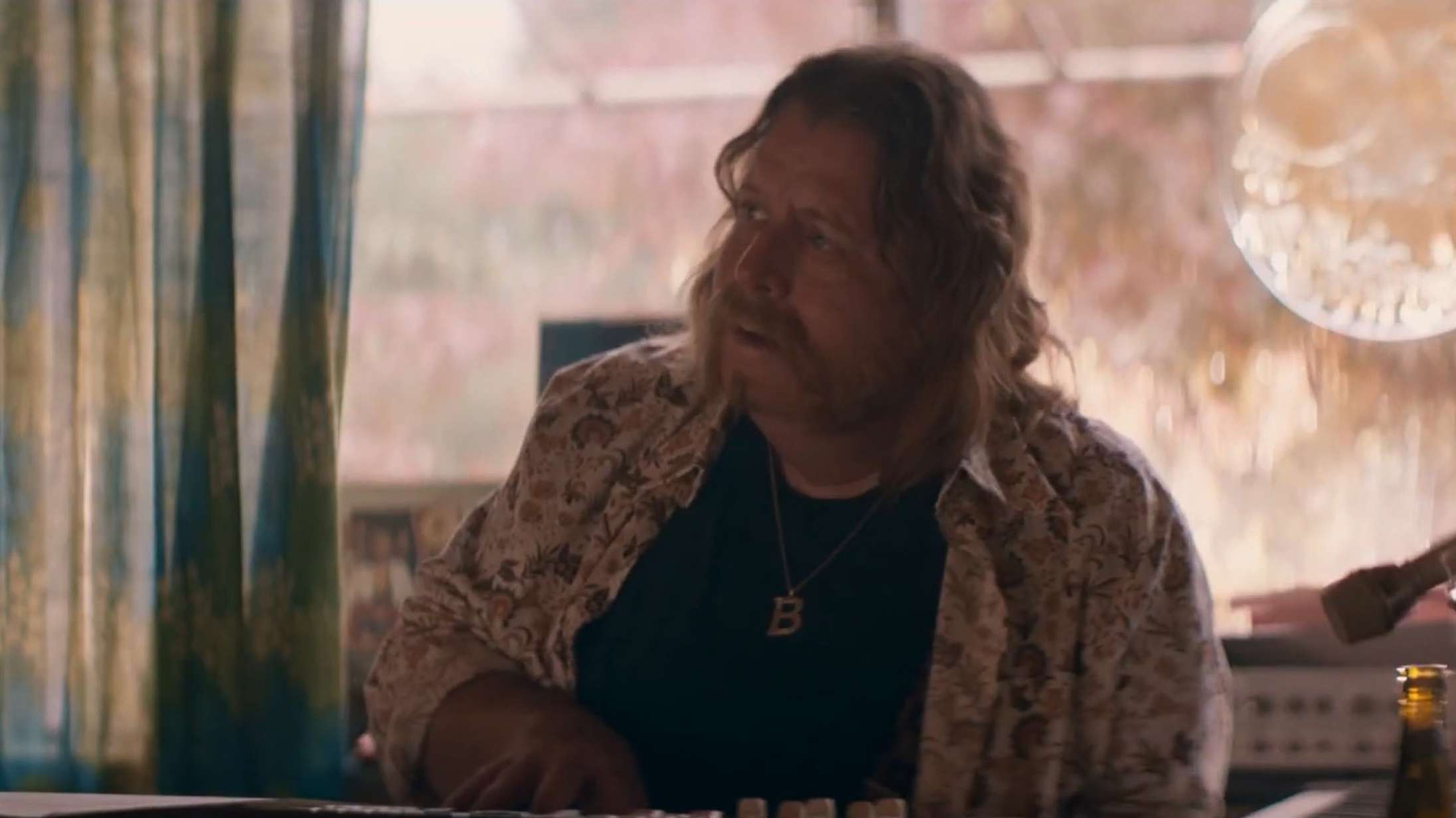 Se Anders W. Berthelsen som Bamse i traileren til filmen om den danske popsanger