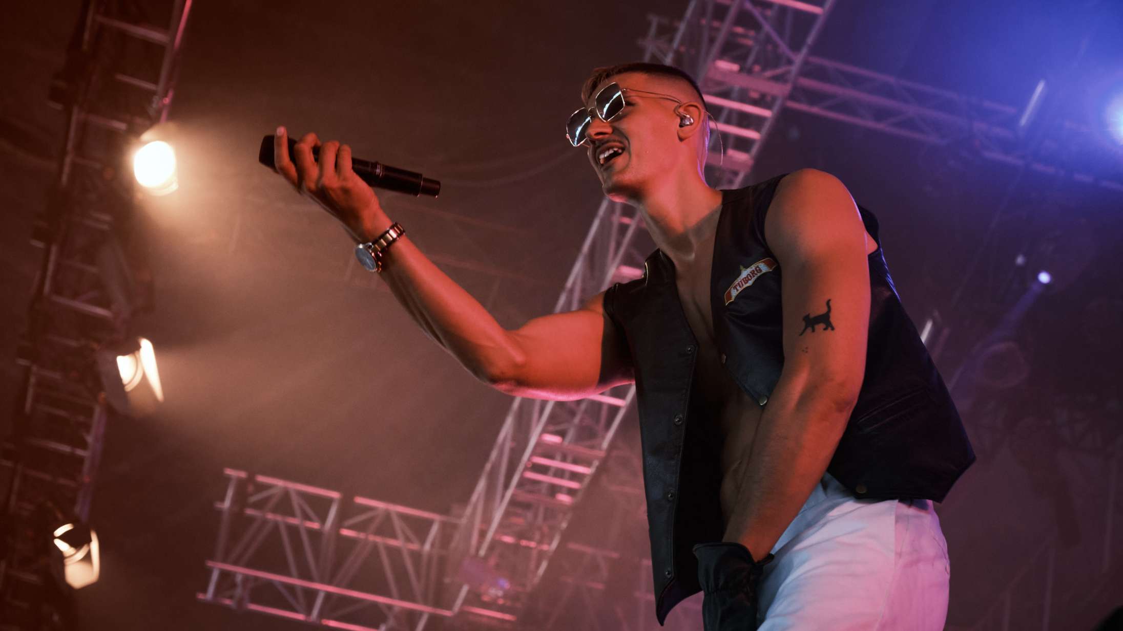 Luften var tyk af sex og bromance, da Tobias Rahim triumferede på Roskilde Festival