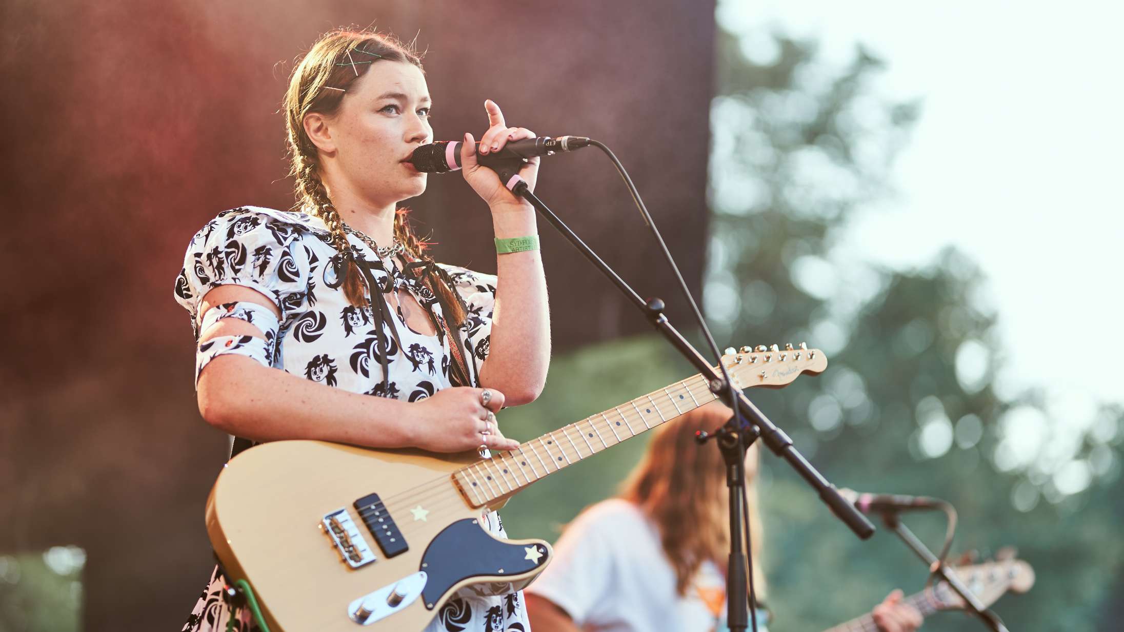 Første koncert i Danmark: Drøncharmerende Wet Leg sørgede for løssluppen stemning på Syd for Solen
