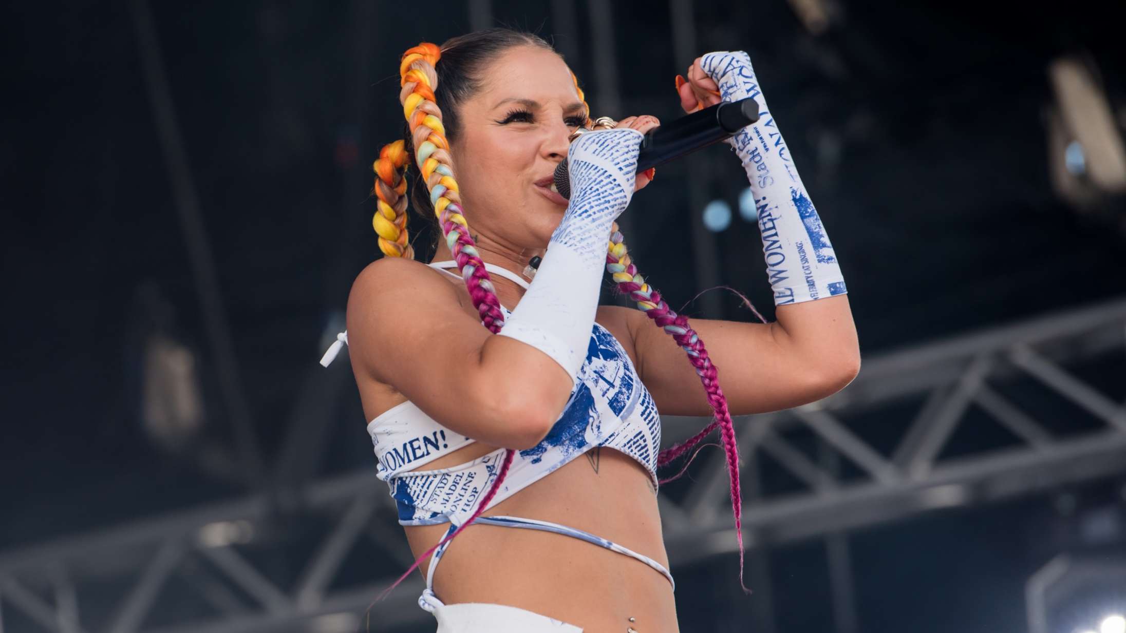 Yakuza begyndte hæsblæsende på Roskilde Festival – så måtte hun lige smide et par knægte på porten