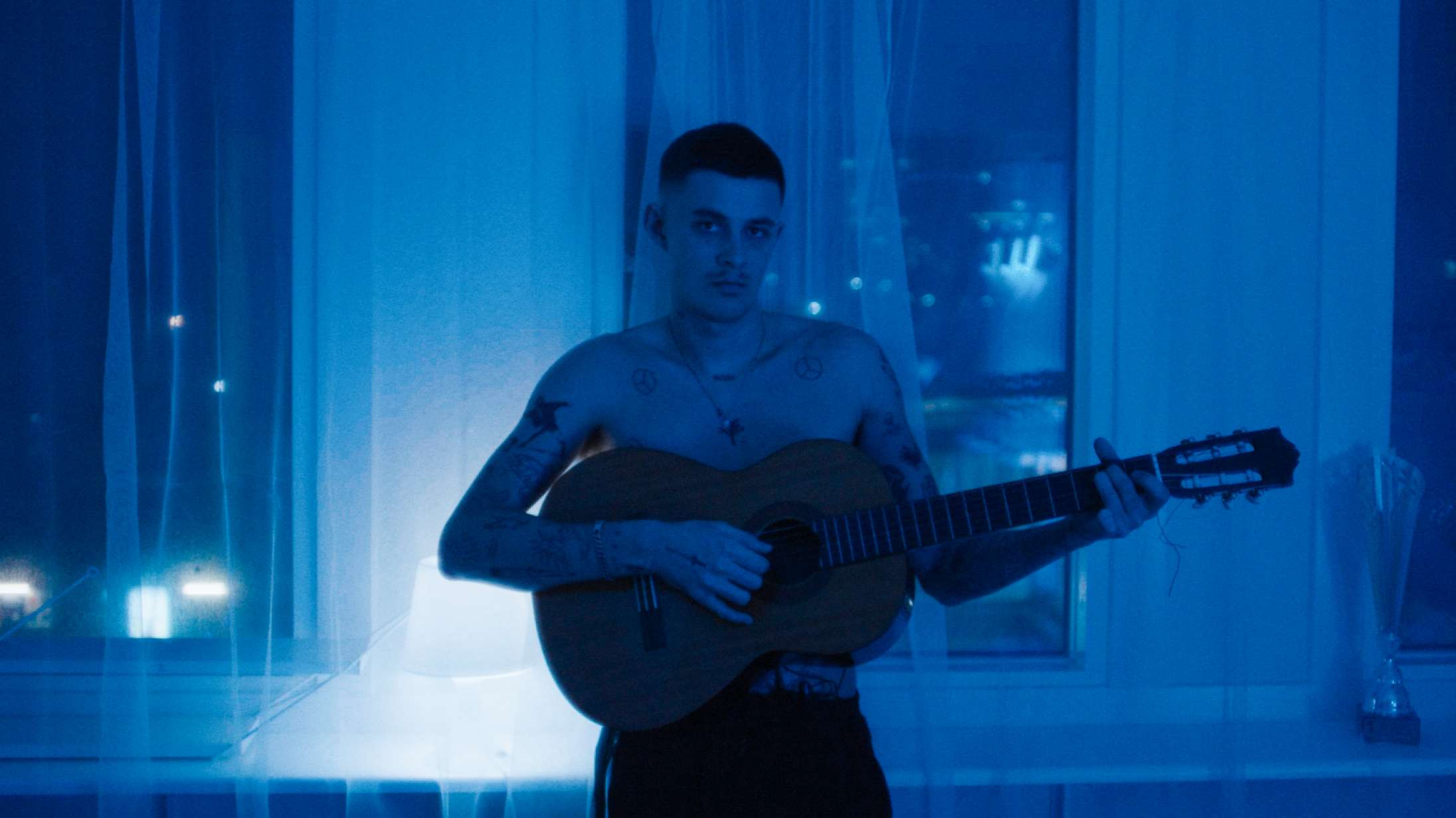 ’518 piger’: Ofrenes fortælling kommer først i serie om grotesk krænkelsessag – men er det nødvendigt at genskabe overgreb?