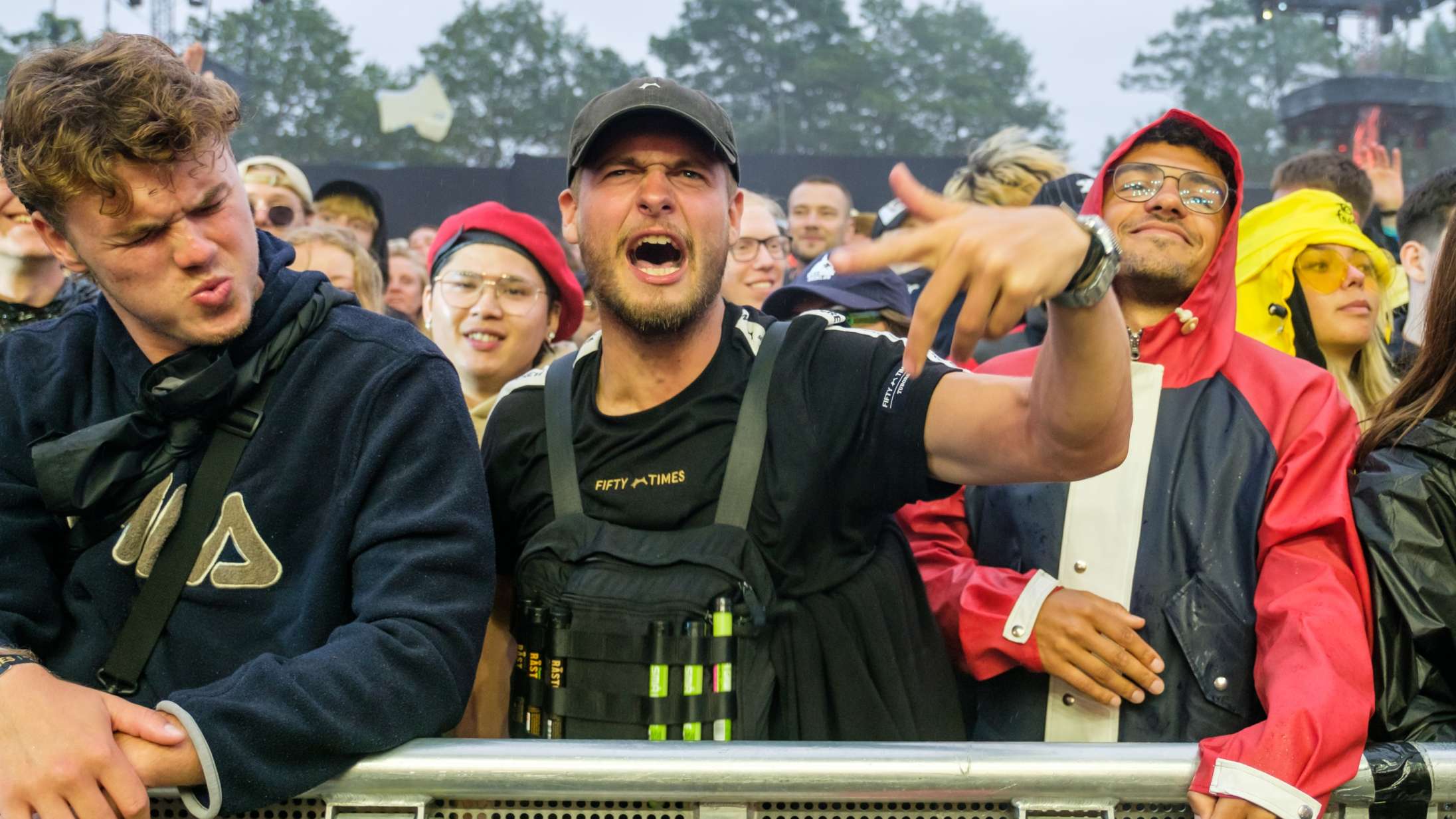 Roskilde Festival: AG Club tømte en ølbong på scenen under veloplagt hiphopfest