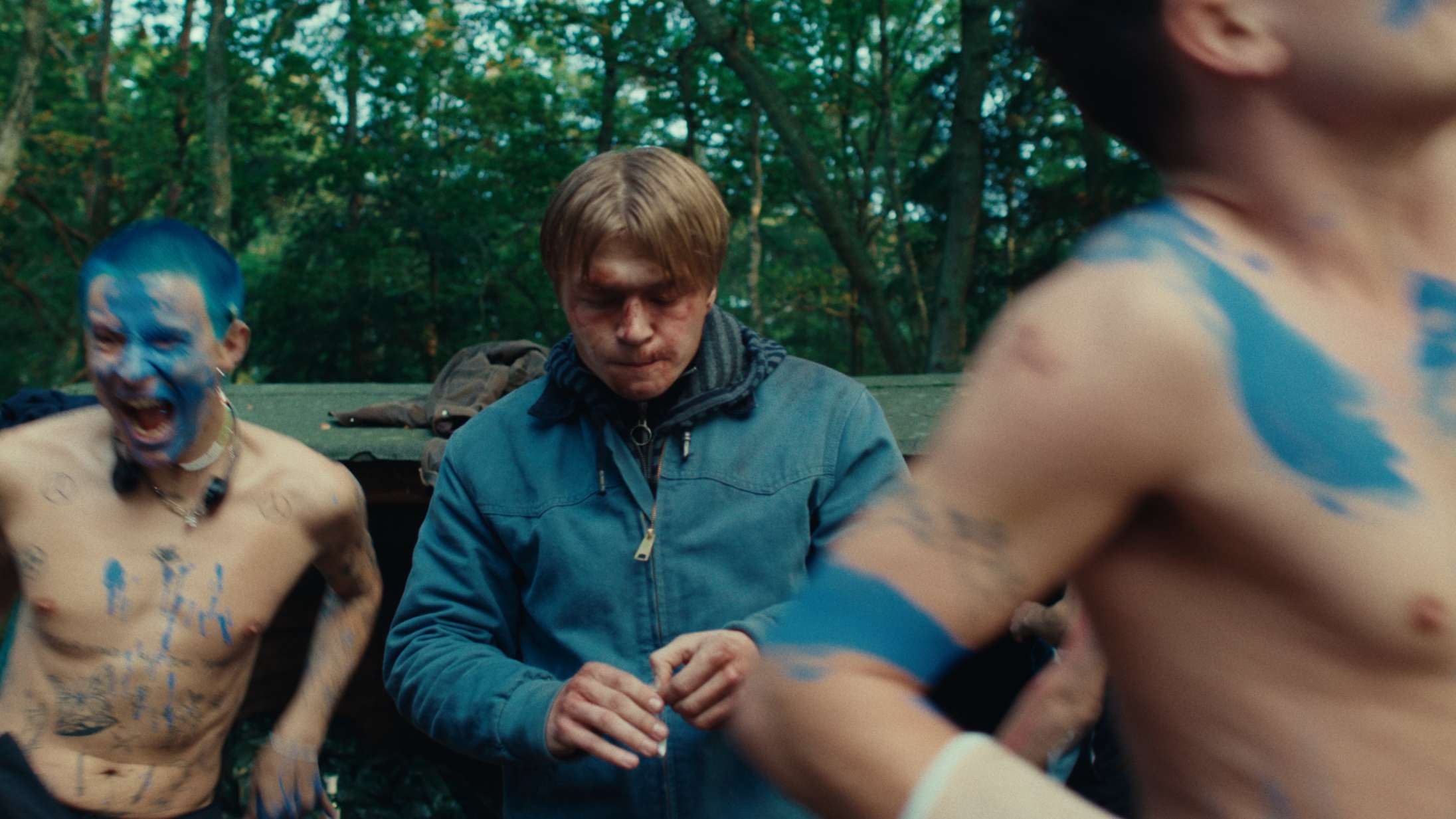 Det går vildt for sig i første trailer til Jonas Risvigs serie ‘Drenge’