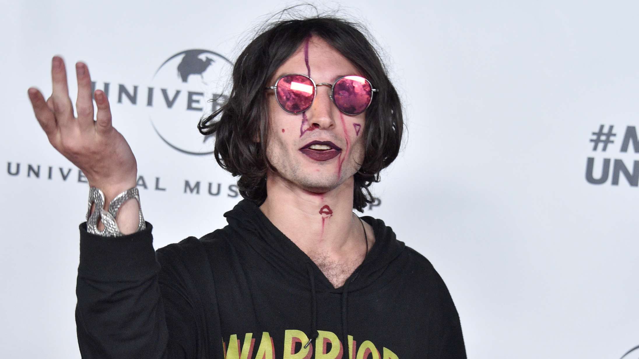 Ezra Miller-offer fortæller om kvælertag på Island for første gang