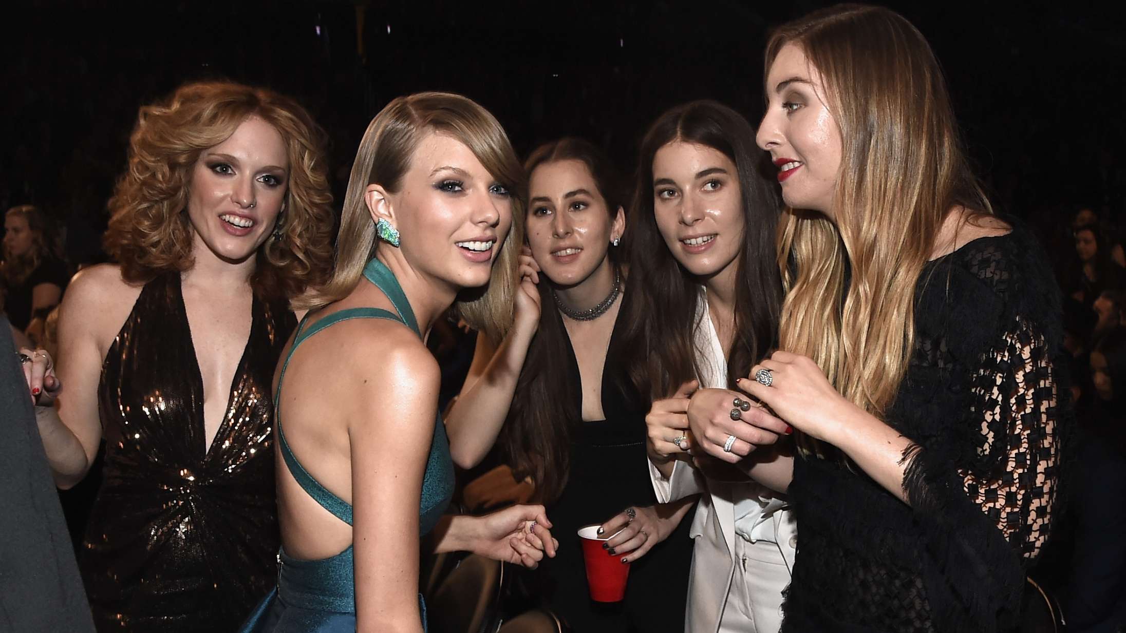 Se Haim hive Taylor Swift på scenen til stor arenakoncert i London