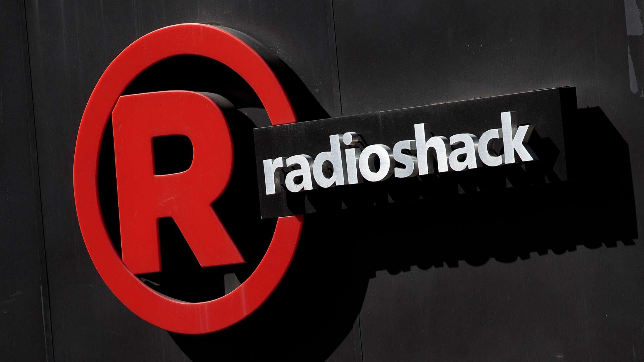 Det amerikanske svar på Elgiganten løber løbsk på Twitter – flirter med Lizzo, sender dildo-batterier og poster penisjokes