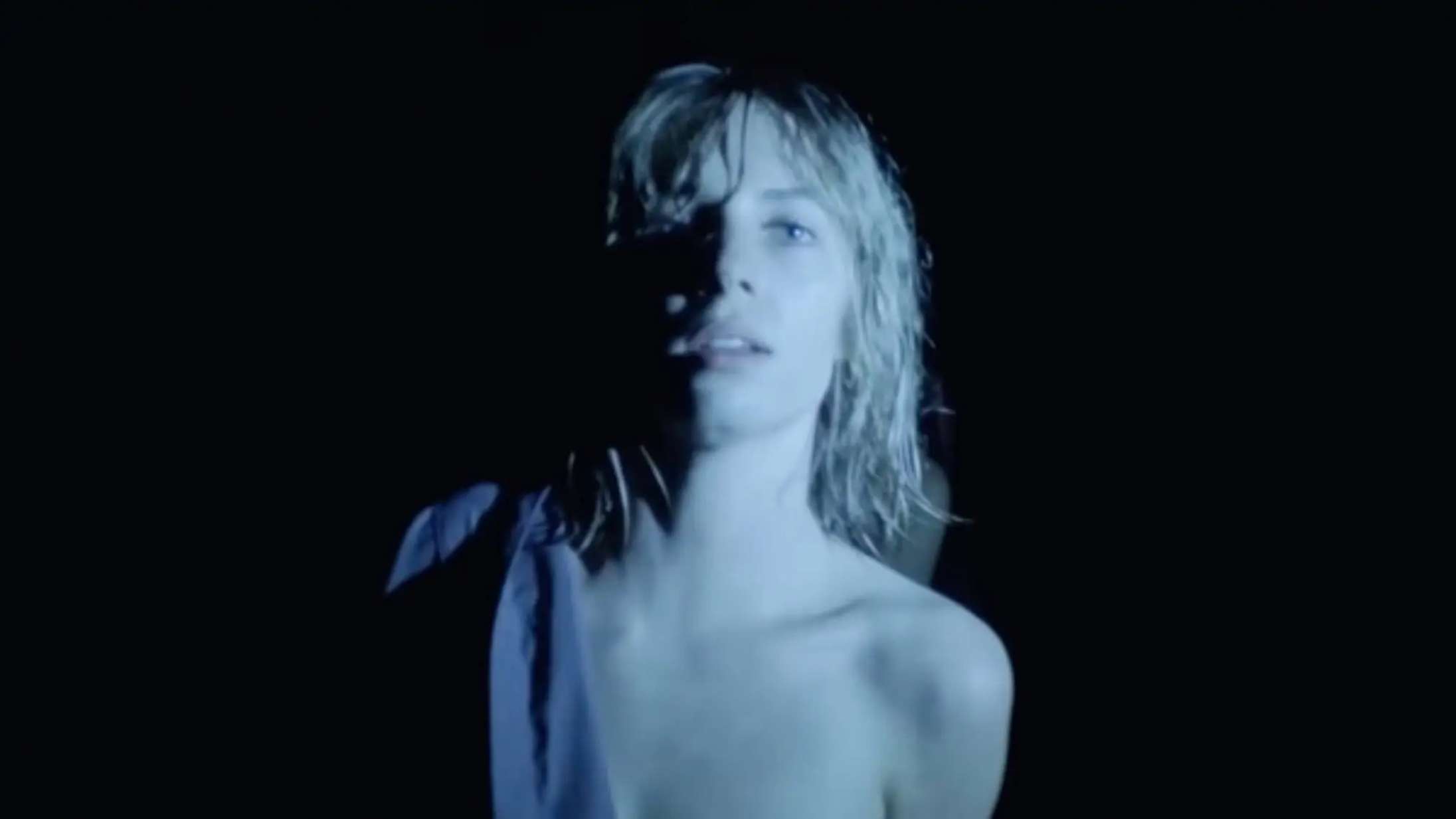 Maya Hawke bliver anholdt under et orgie i eksplicit ny musikvideo