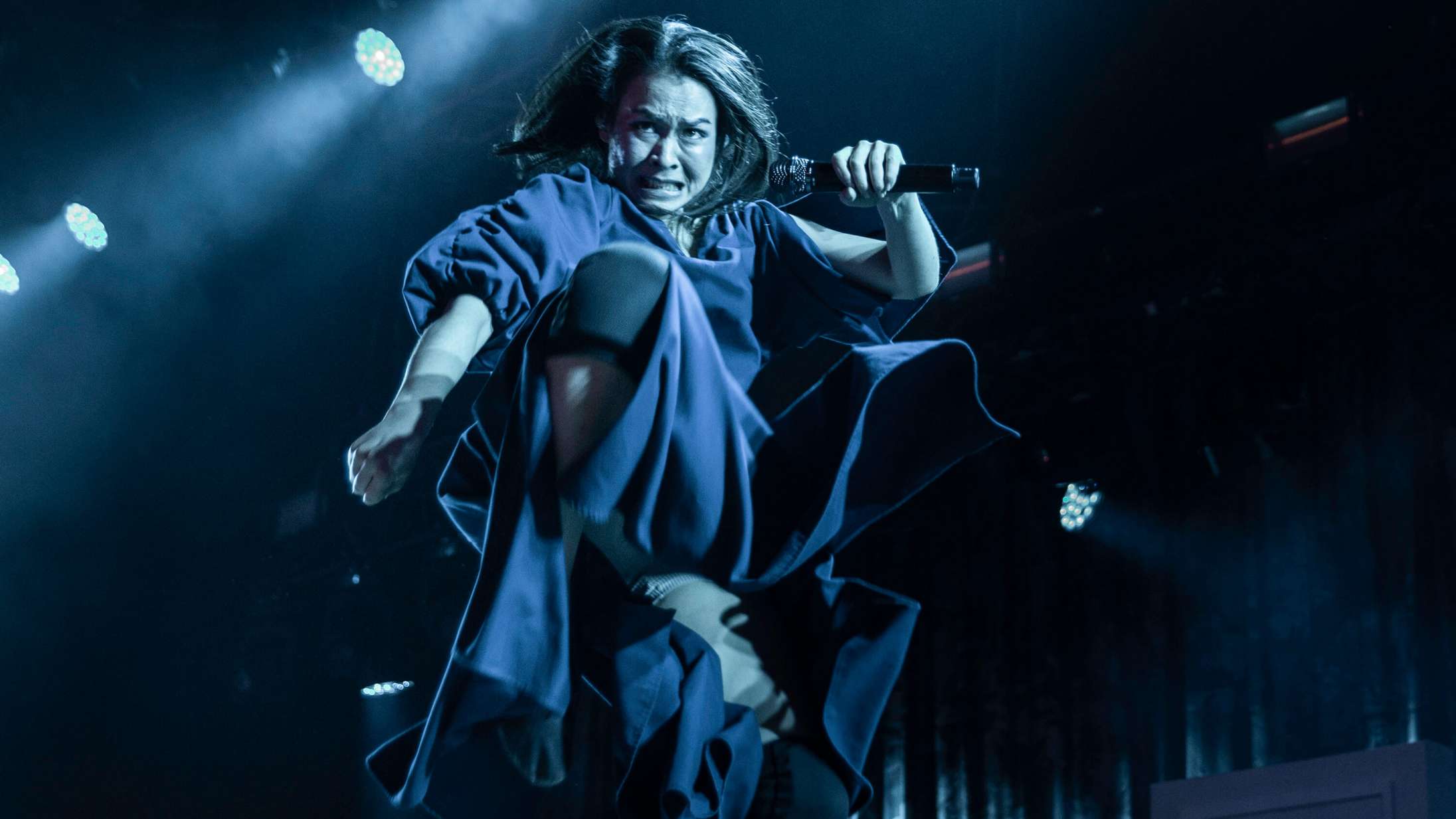 Roskilde Festival: Mitski har uovertrufne sange, så hvorfor det kuriøse sceneshow?
