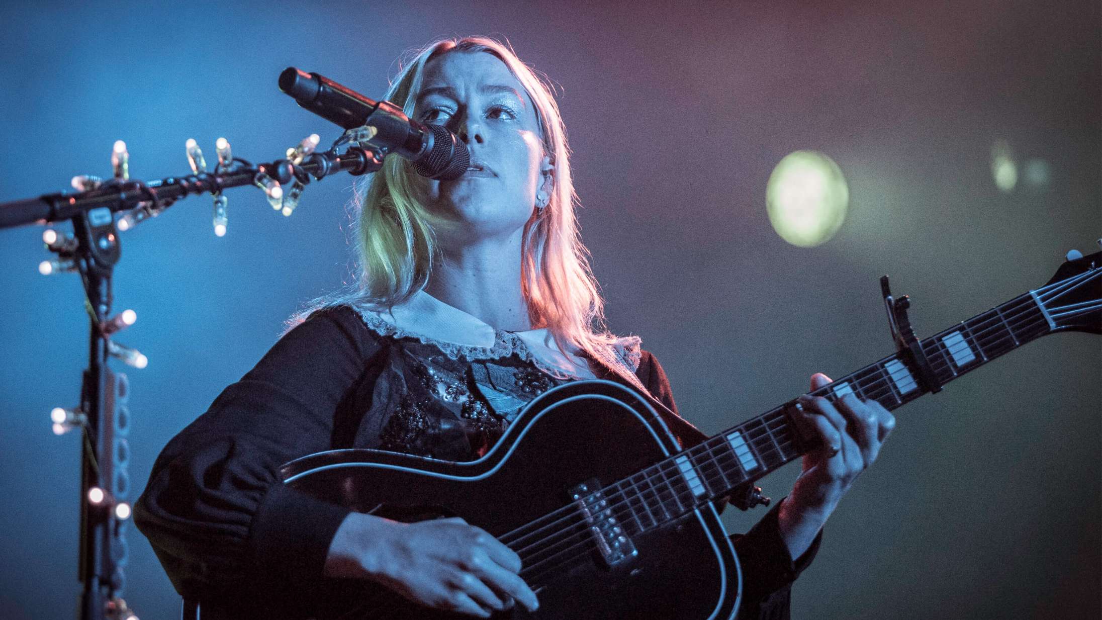 Phoebe Bridgers fik Roskilde Festival til at skrige smerten ud