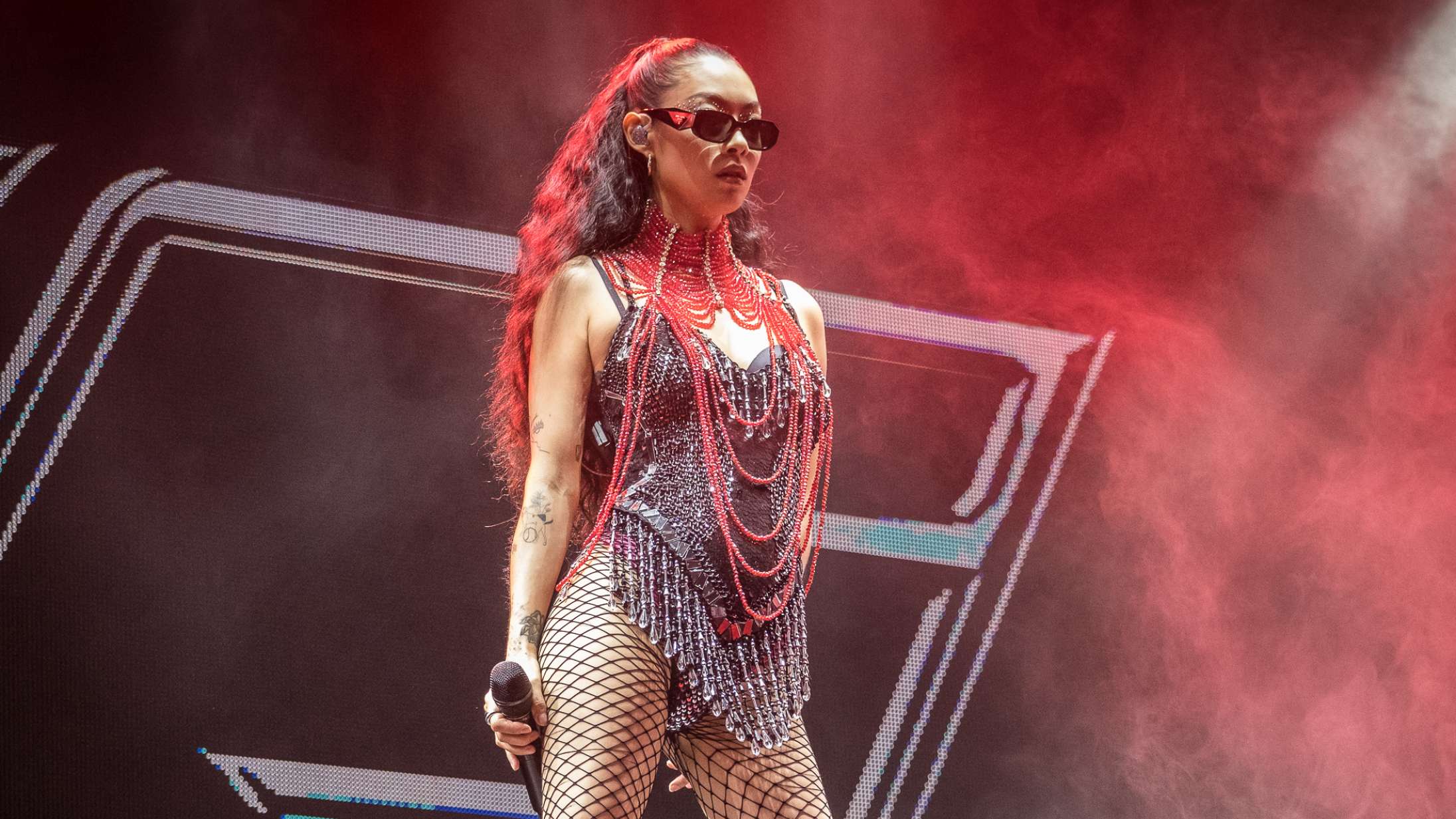 Rina Sawayama fik studenterhue på og skabte en forrygende popfest på Roskilde Festival