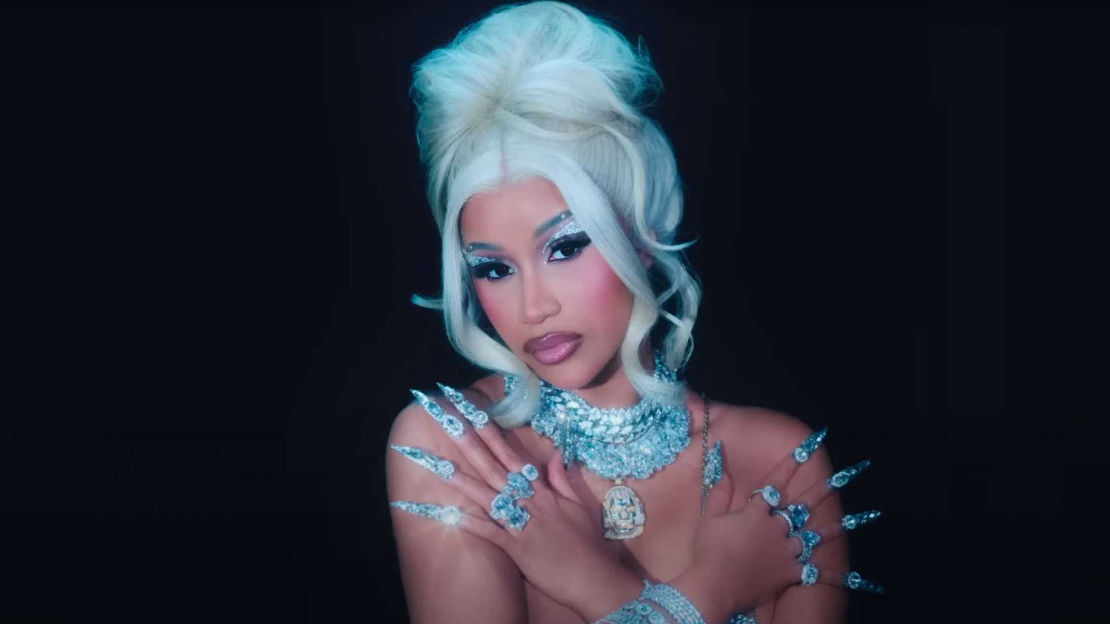 Cardi B’s ‘Hot Shit’-video er landet, og den ligner en superheltefilm
