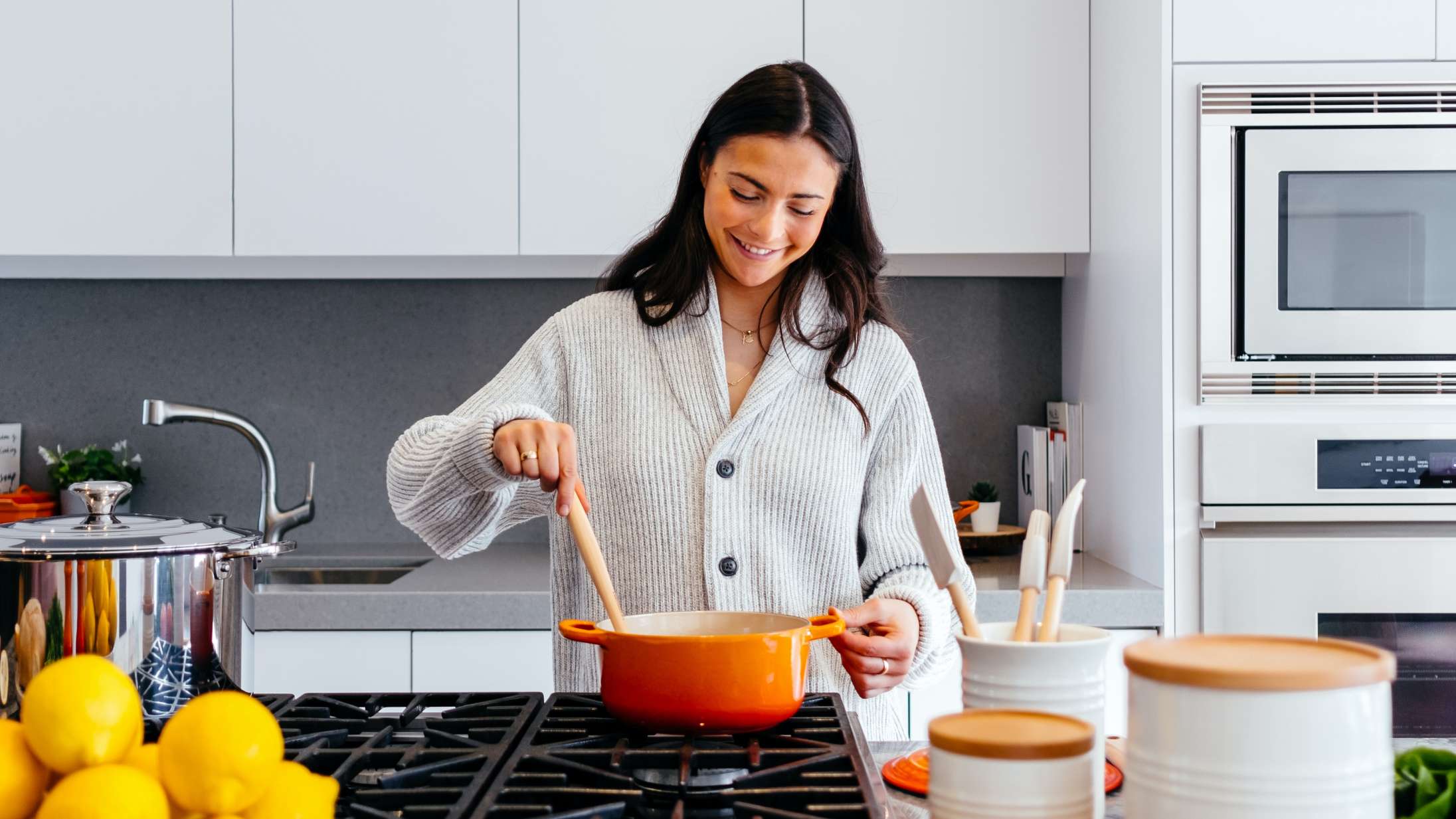 TikToks hjemmegående kæreste fornyer rollen som traditionel husmor, men sætter også ild til feminisme-debatten