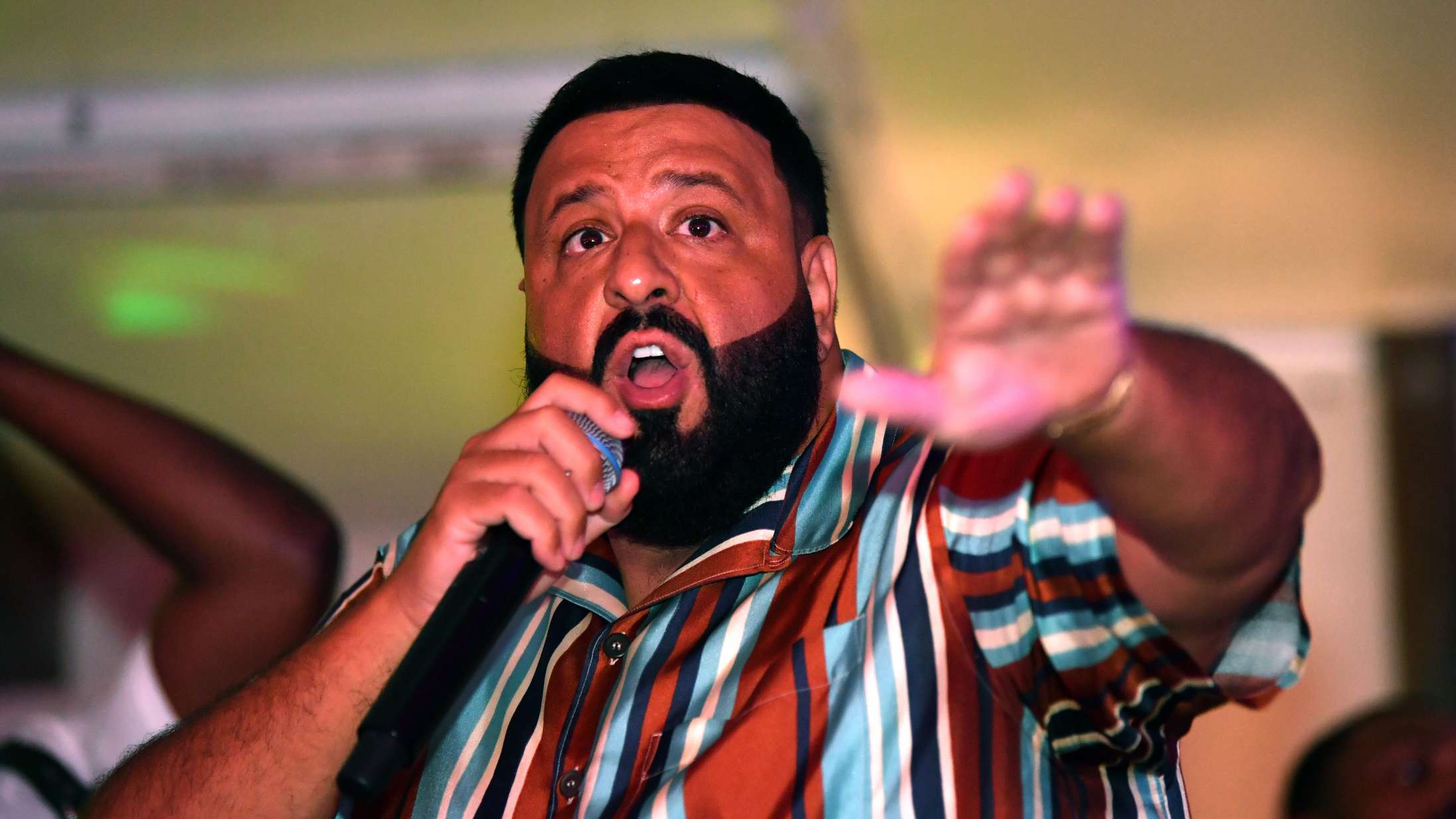 Drake forærer DJ Khaled et luksustoilet af en anden verden – og DJ Khaled kan slet ikke få armene ned