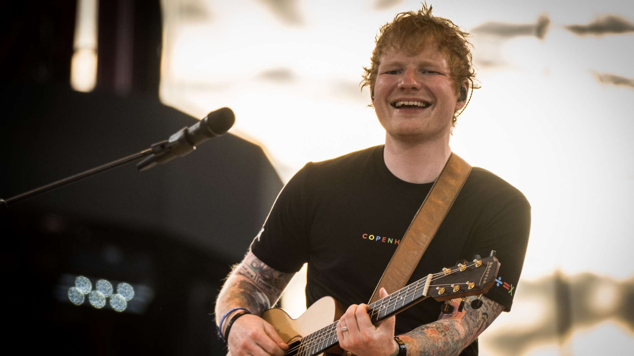 Ed Sheerans nye album ‘-‘ om hans personlige kriser er ude nu – visuelt album på vej