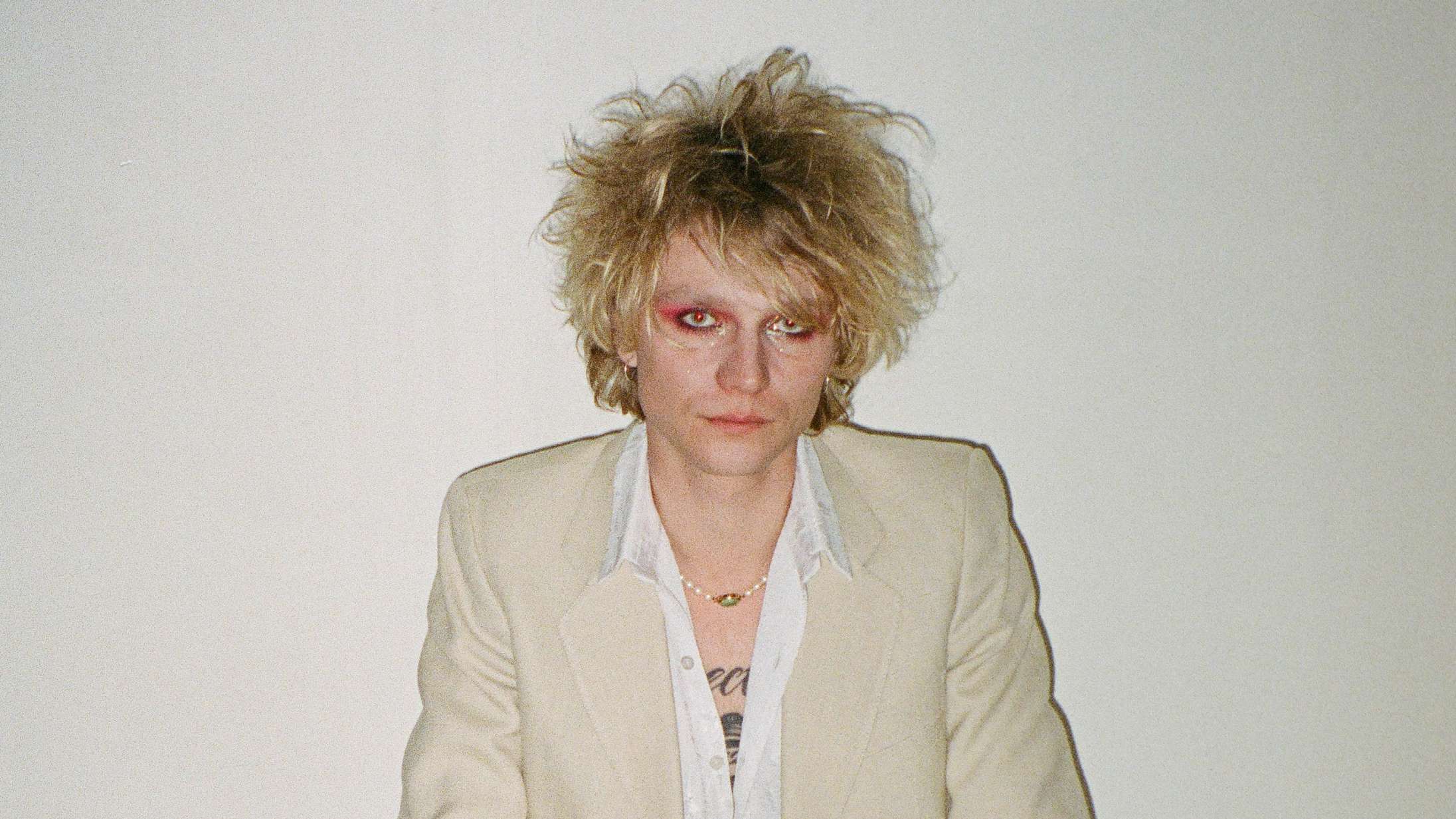 Premiere: Du har set Felix E. spille trommer for landets største popstjerner – nu er han selv i fokus