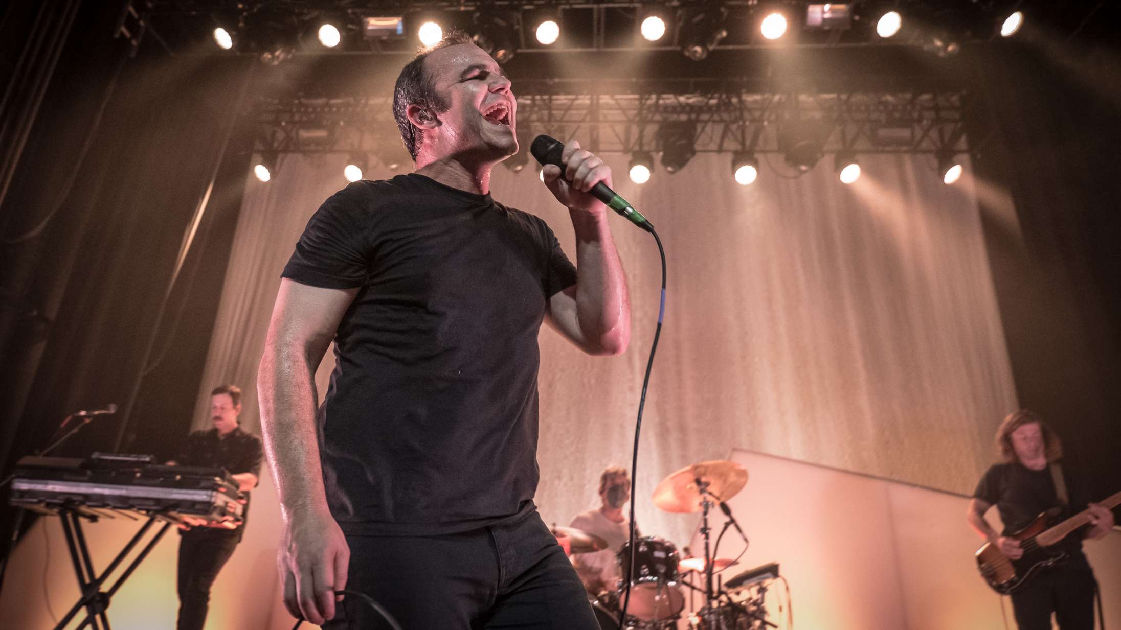 Allerede i tredje nummer dryppede Future Islands’ forsanger af sved – men det havde man jo forudset