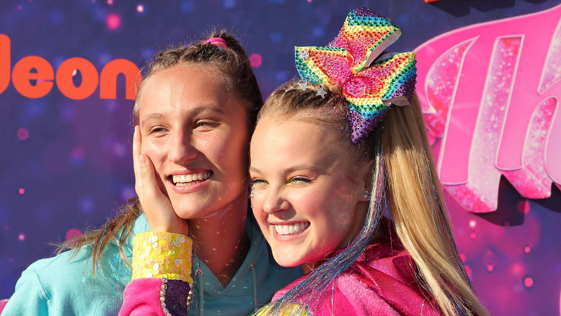 TikToks seneste drama er et komisk kaos af lesbiske (eks)kærester