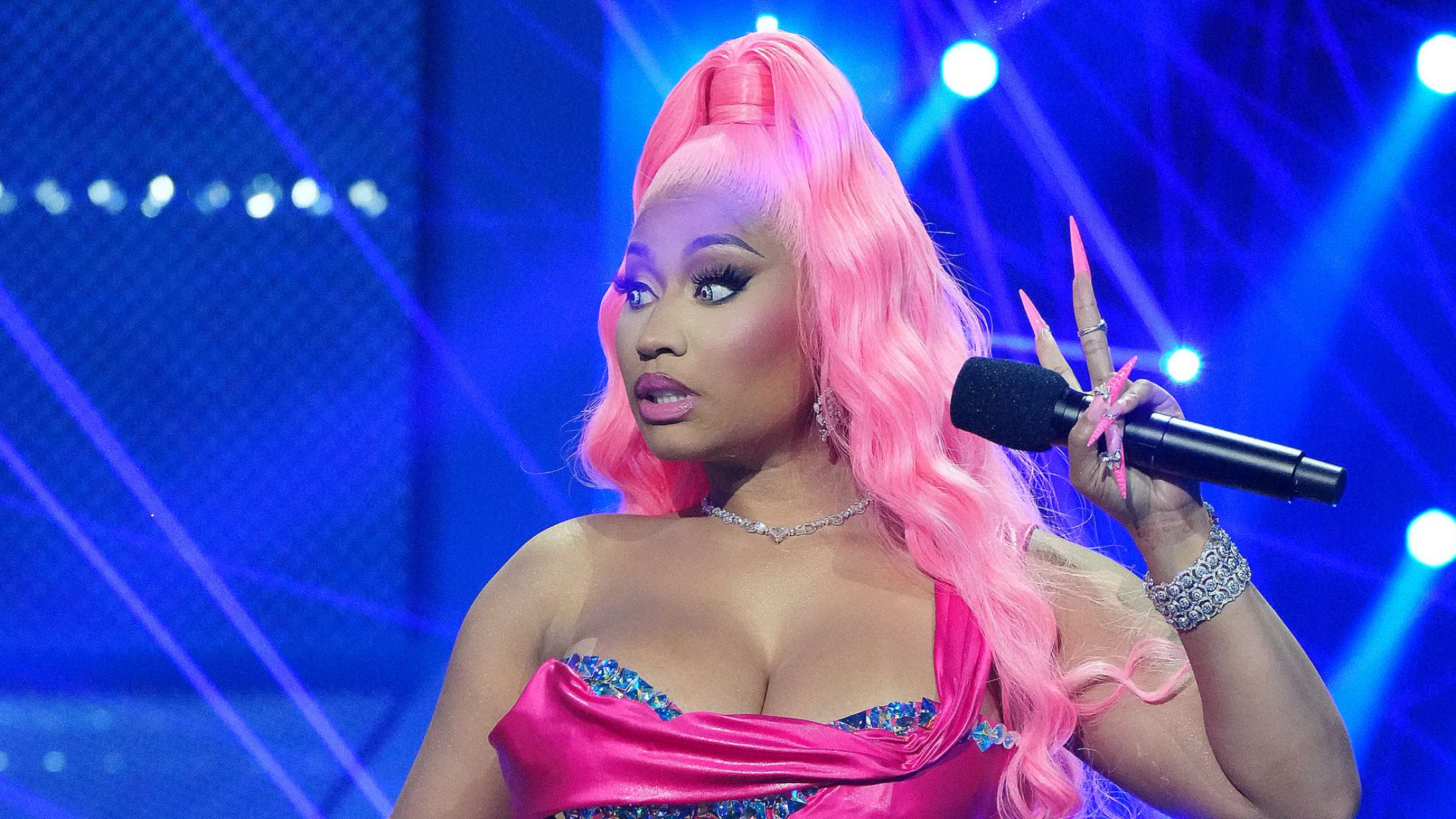 For syv år siden svinede hun prisshowet – i nat vandt Nicki Minaj æresprisen og optrådte med overdådigt medley