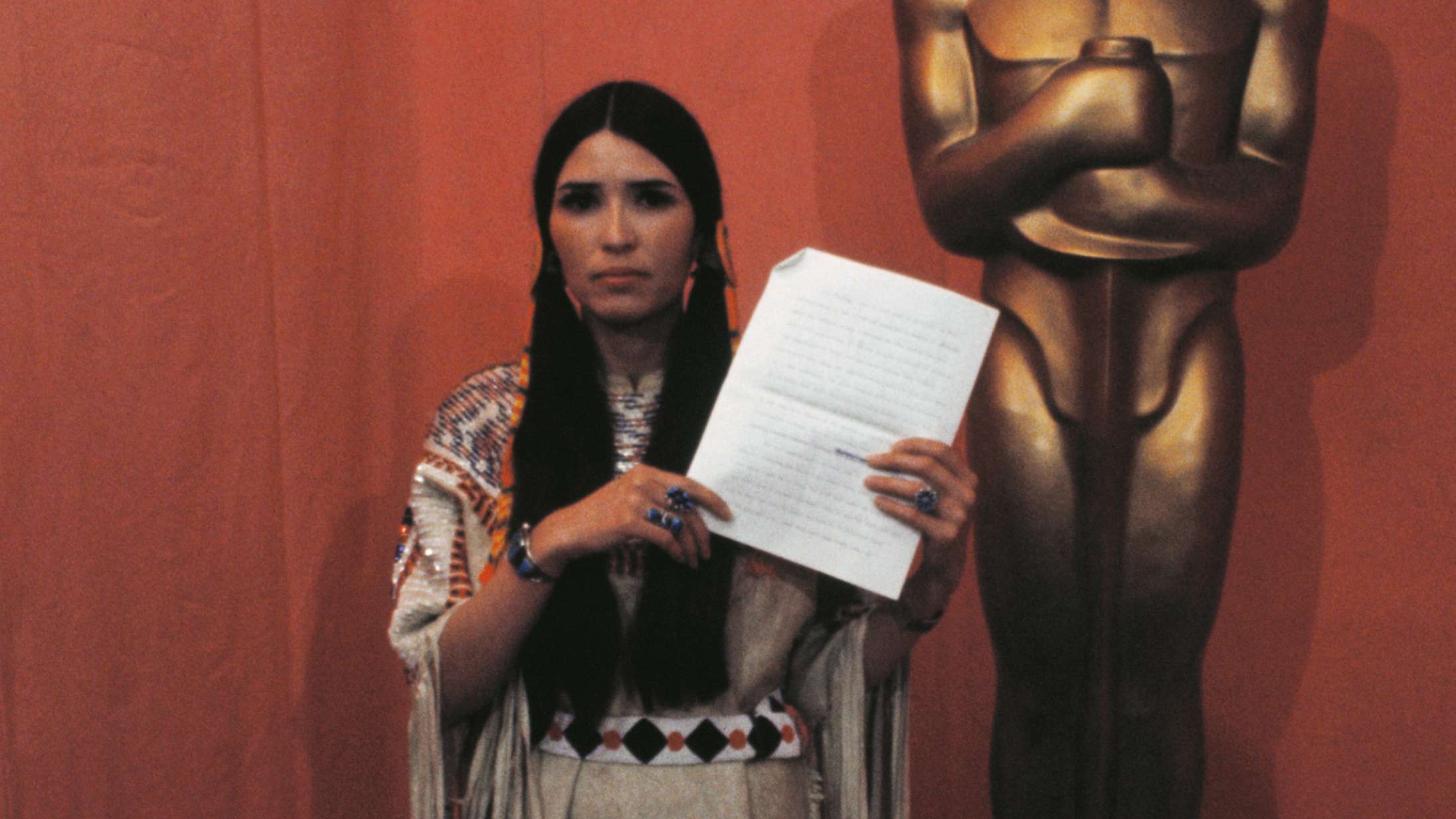 Afdød Oscar-aktivist Sacheen Littlefeather løj om at være indfødt amerikaner, siger søstre