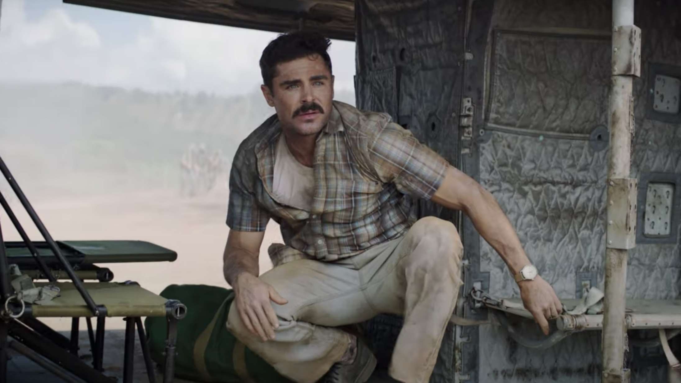 Se Zac Efron smugle øl under Vietnamkrigen i traileren til ny film fra ‘Green Book’-instruktør