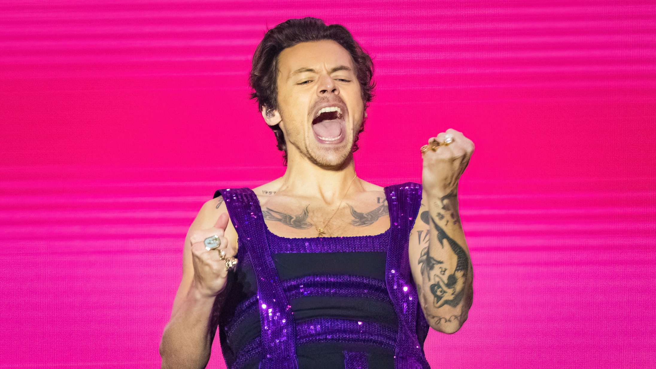 For tredje gang i år: Publikum kaster slik efter Harry Styles under koncert