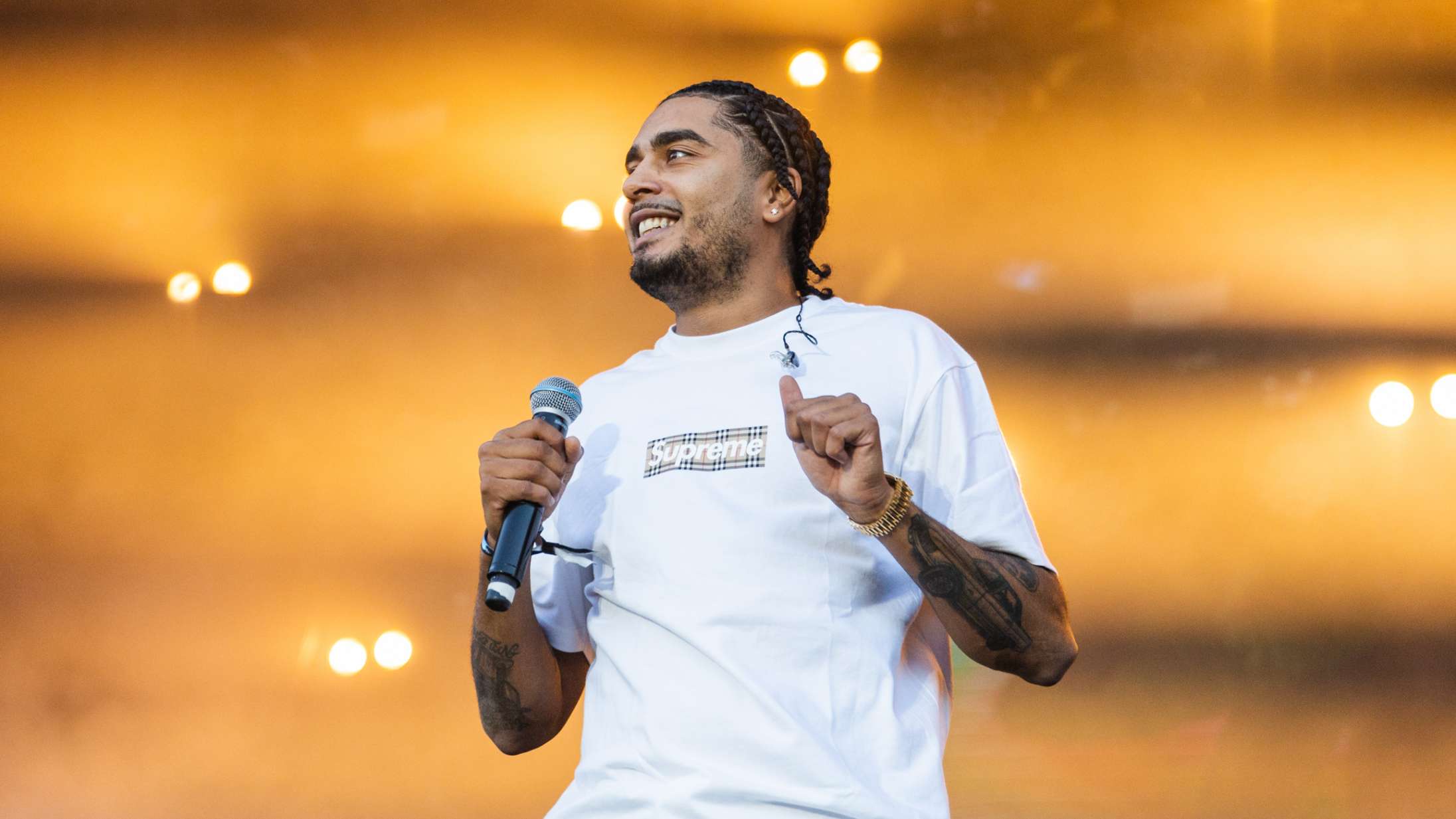 En genial måde at promovere en turné på: Kesi deler videoer med sine værste koncert-fails