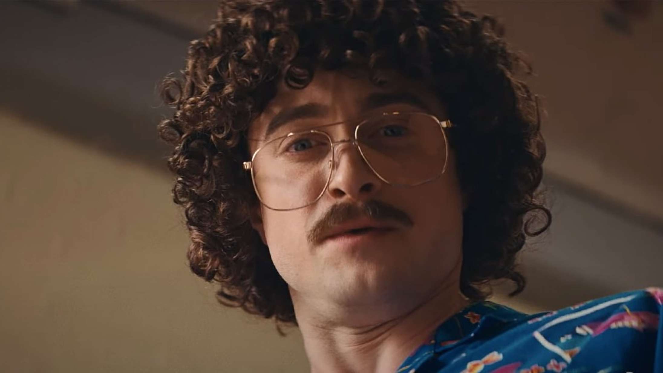 Daniel Radcliffe kysser på ‘Madonna’ i traileren til ‘Weird: The Al Yankovic Story’