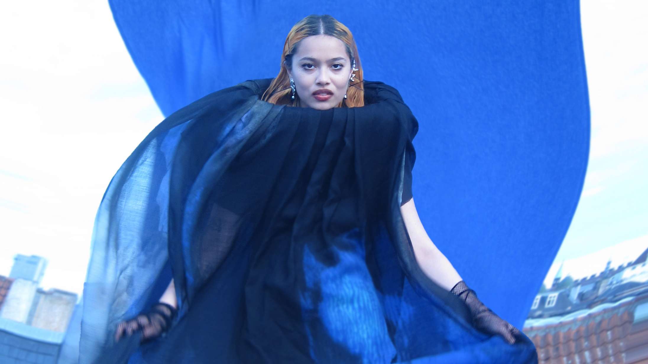 Danske Rebebe debuterer med unik vokal og assistance fra Liss-medlem