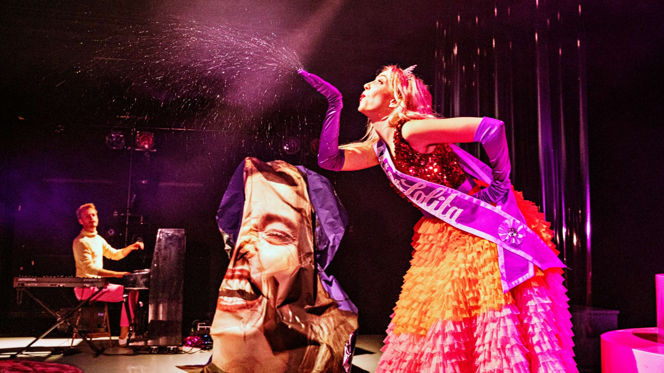 Se Emma Sehested Høegs Miss Lolita give Zulu Comedy Gallas mest opsigtsvækkende show