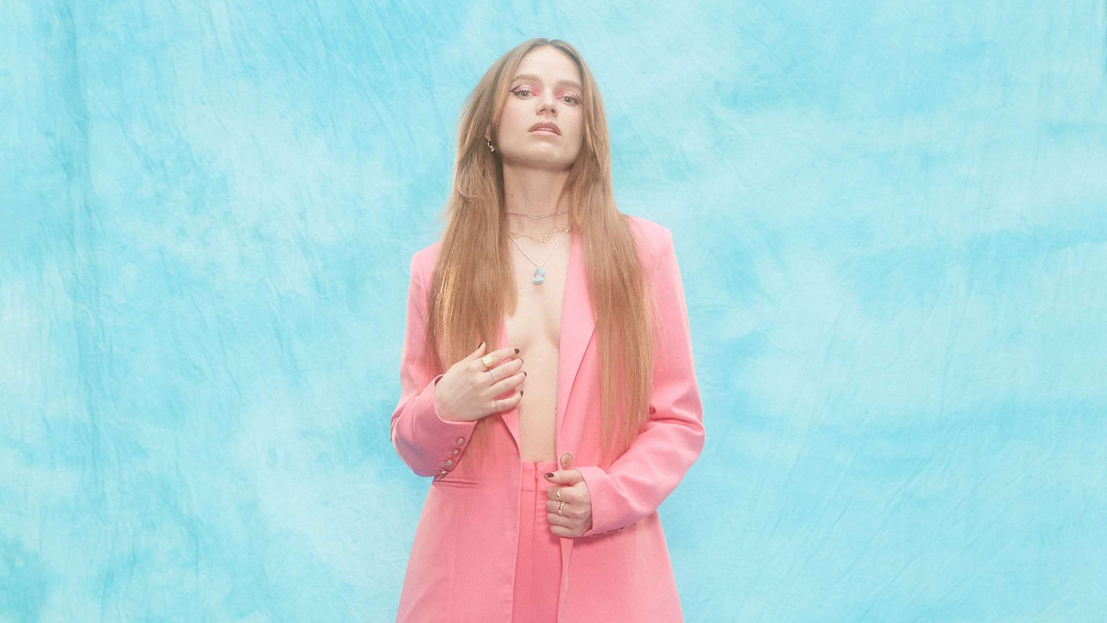 Premiere: Dopha skruer tempoet op på Roskilde-højdepunktet ‘Frenemies’