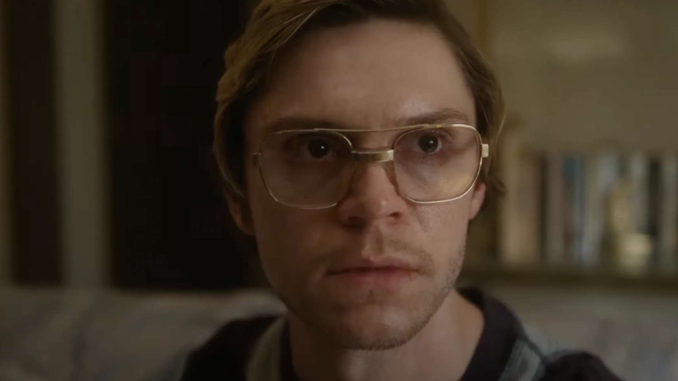 Evan Peters er dybt foruroligende som virkelig seriemorder i traileren til Ryan Murphys Netflix-serie ‘Monster’