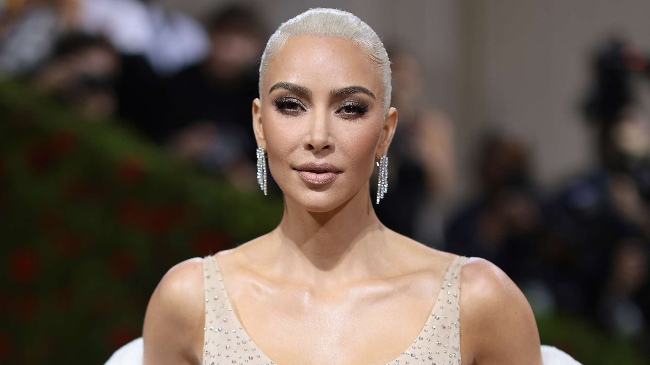Nu kan du høre de første afsnit af Kim Kardashians true crime-podcast