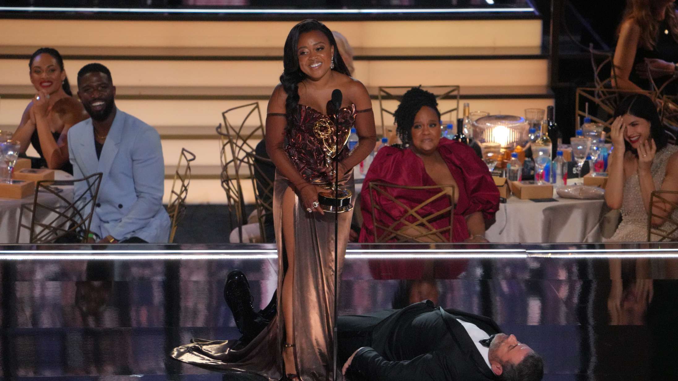 Jimmy Kimmel spillede død på scenen under Quinta Bronsons takketale – nu undskylder han