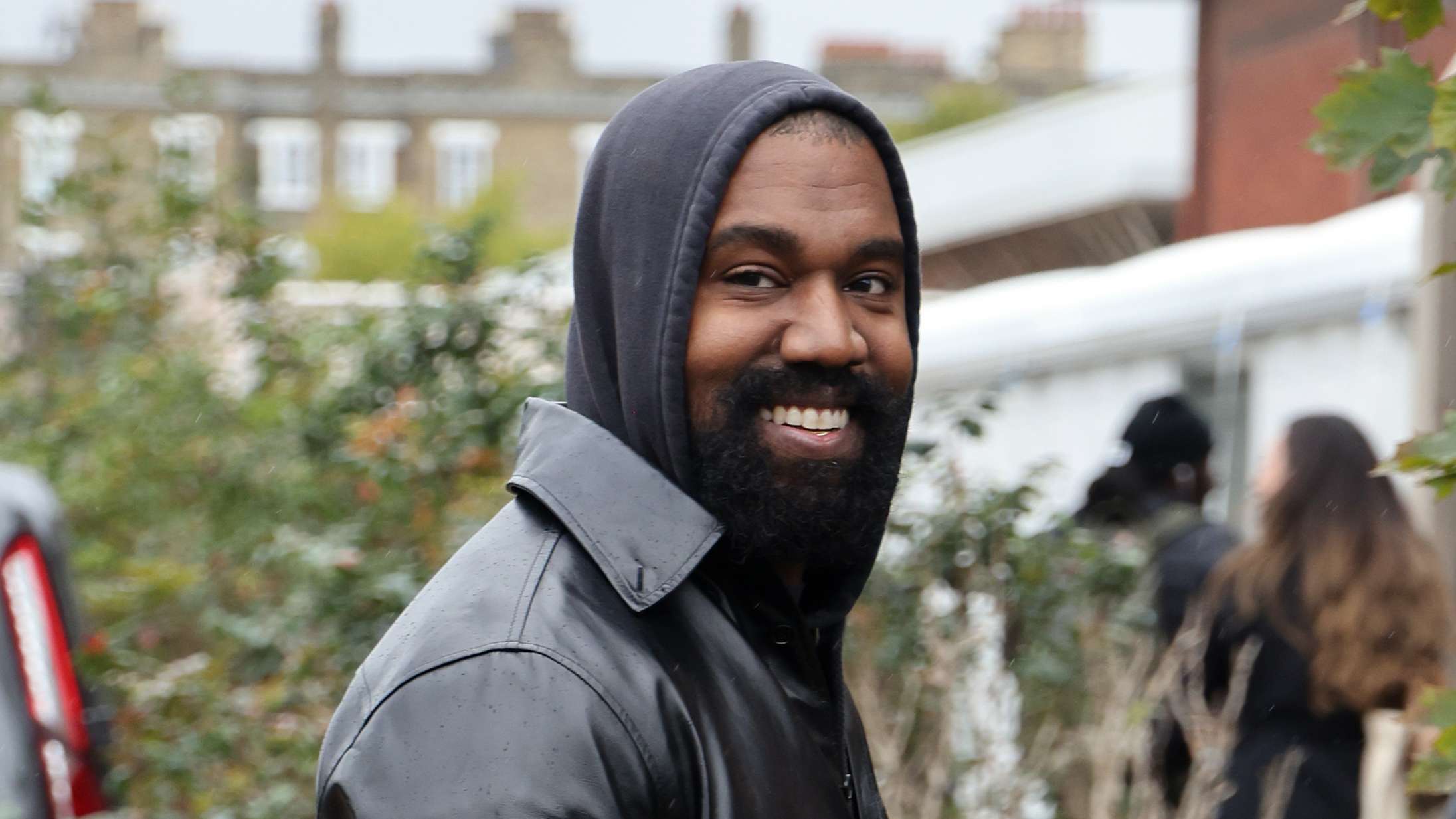 Se Kanye West overraske med catwalk-debut under modeugen i Paris