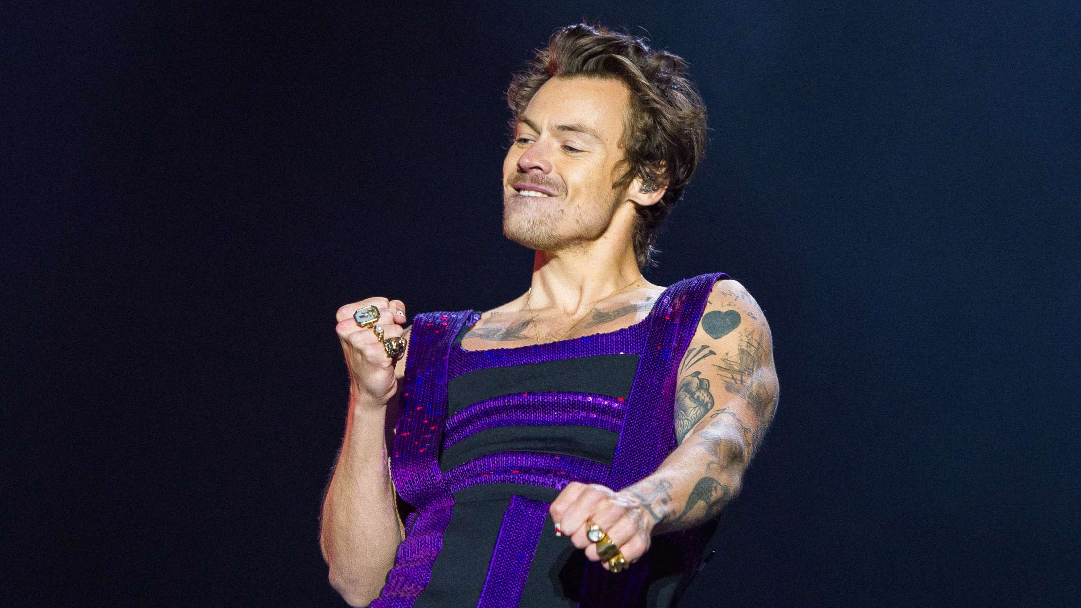 Se Harry Styles’ læderbukser revne midt under koncert: »Jeg føler, jeg bør undskylde«
