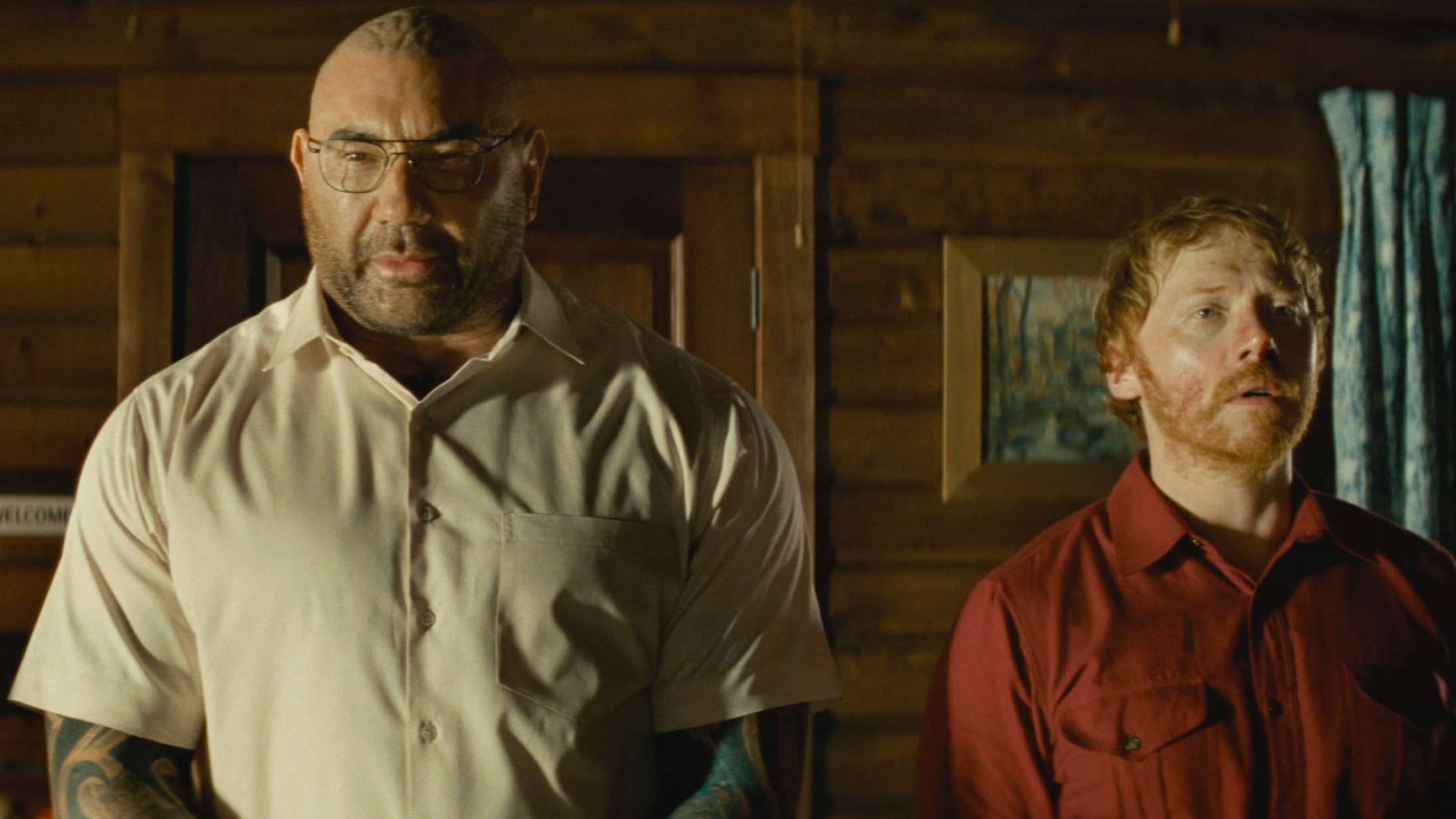 Se den intense trailer til twistkongen M. Night Shyamalans home invasion-thriller ‘Knock at the Cabin’