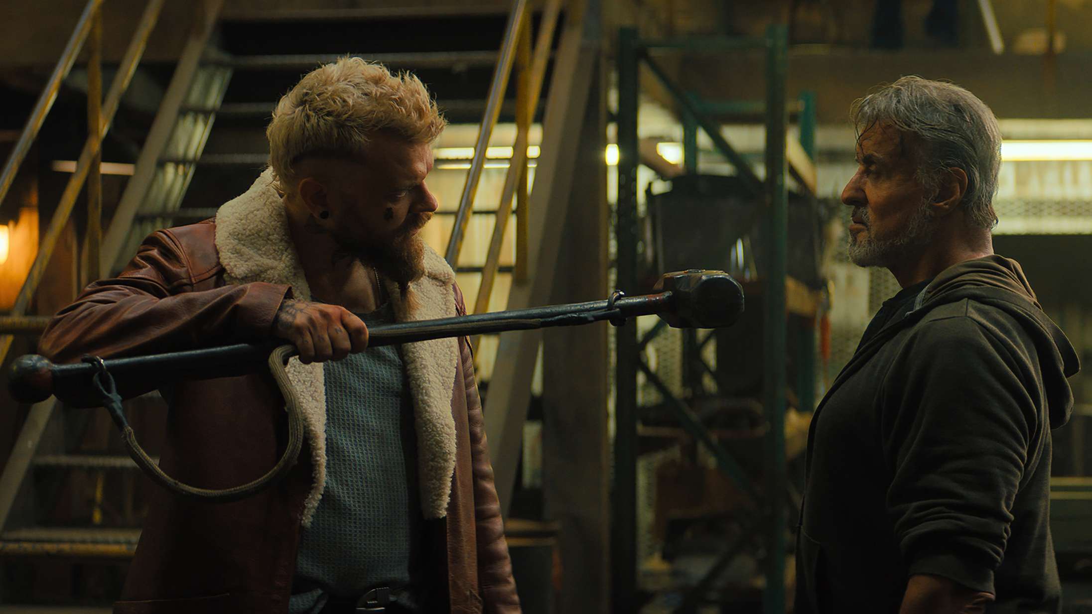 ’Samaritan’: Sylvester Stallone viser over for velcastet Pilou Asbæk, at han stadig er en god skuespiller