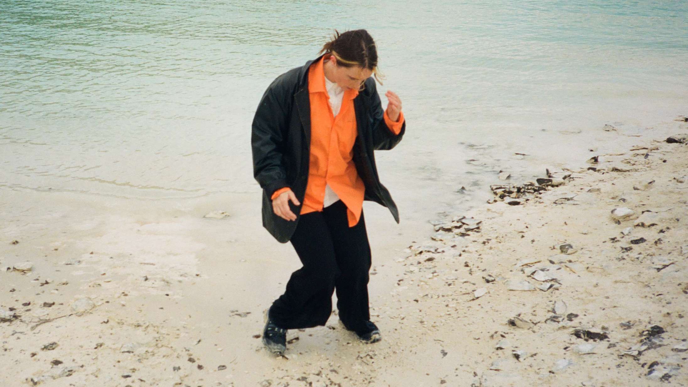 Med soloalbummet ’Patiently Waving’ tager Selina Gin et sikkert skridt ud af Nelson Cans skygge