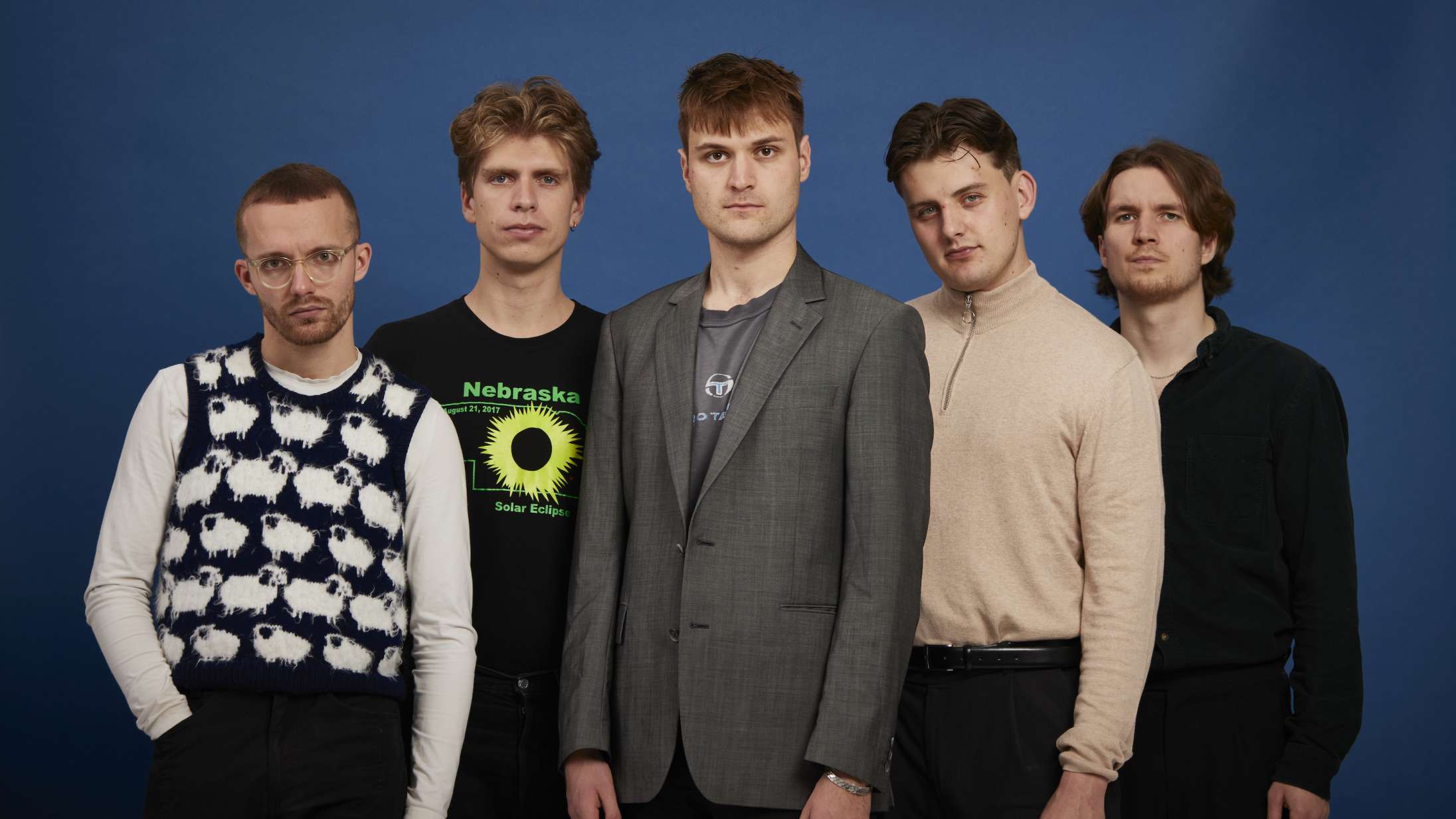 Zar Paulo skriver dybt charmerende popsange om 2022’s dystre virkelighed