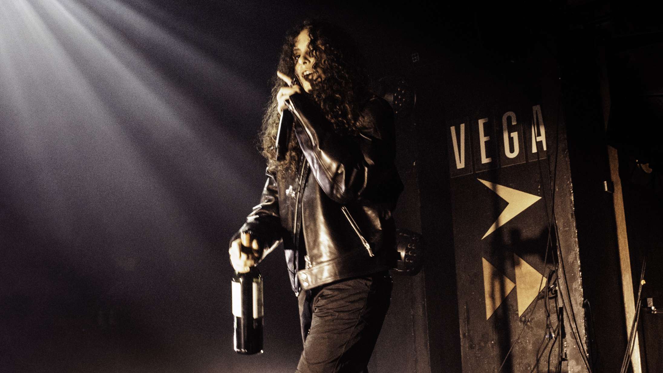 Under sit nok største hit lagde 070 Shake sig ned midt på scenegulvet og kommanderede, at publikum skulle danse