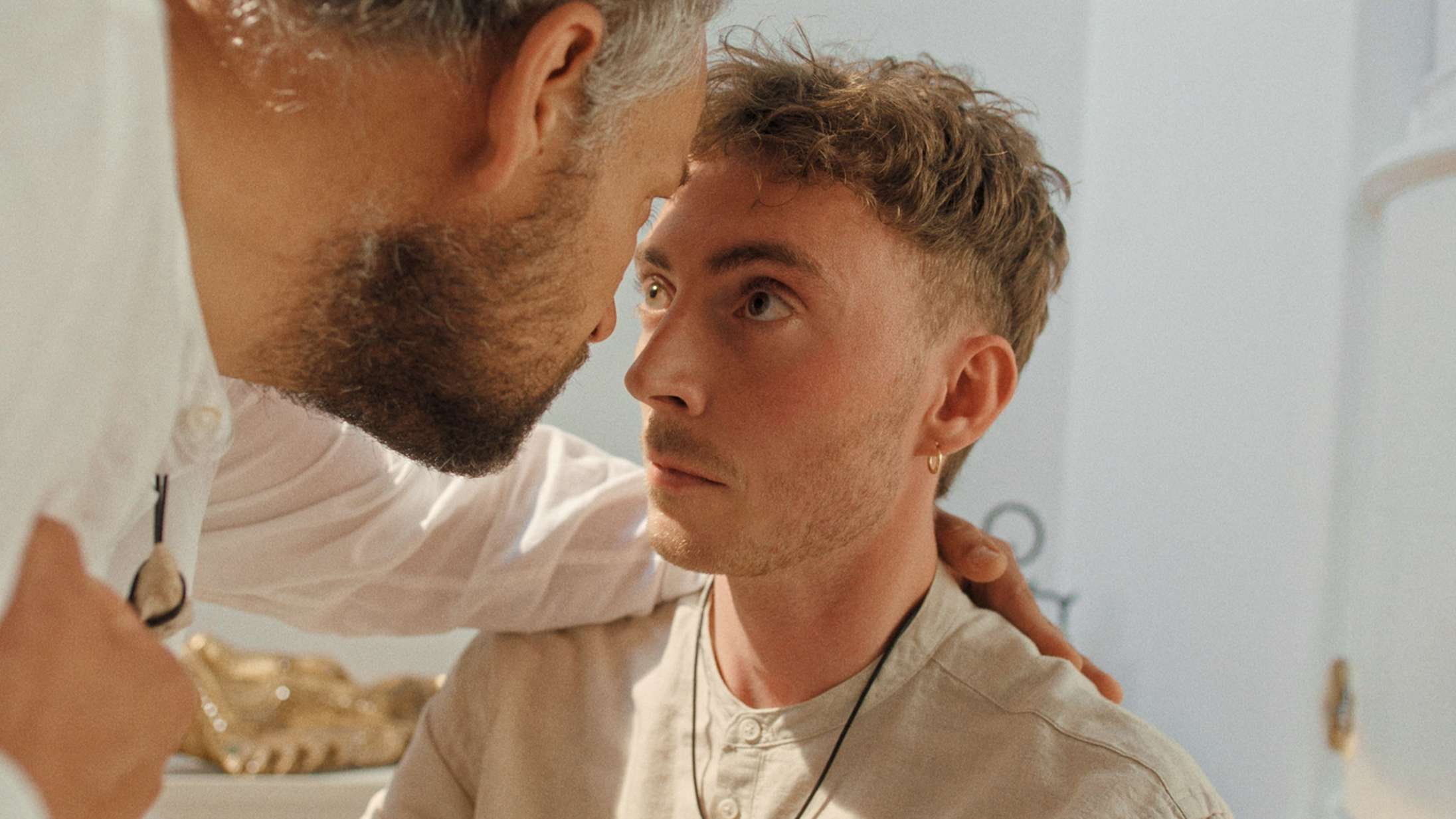 ‘Maskulin’: Grineren detaljer kæmper mod fortærsket præmis i DR-satirepars første serie