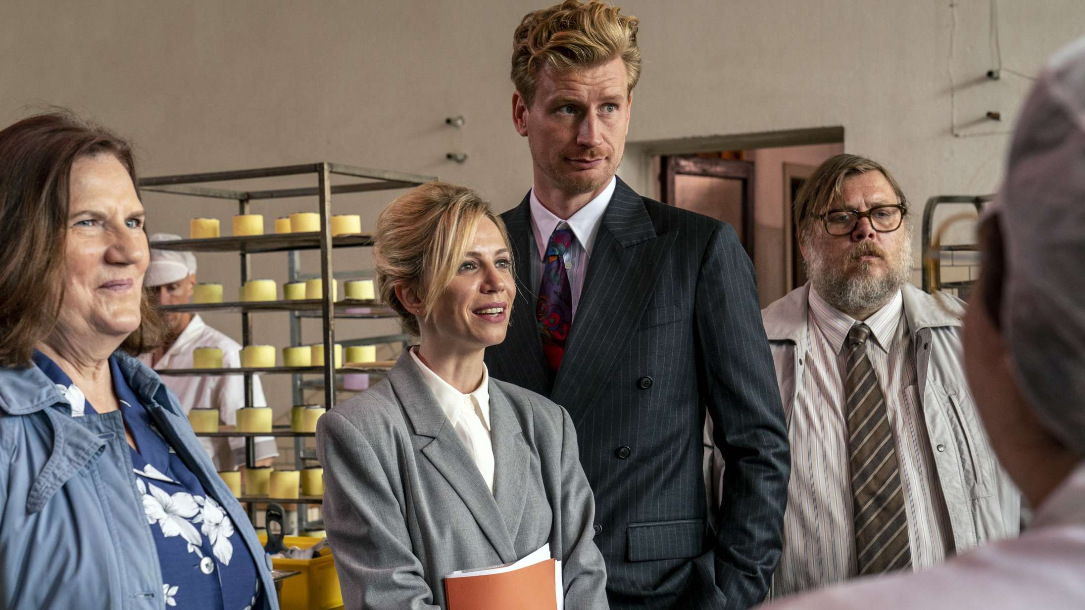 ’Kagefabrikken’: Kontroversiel instruktør lander mellem provokation og folkekomedie i sin filmdebut med urkomisk Nicolas Bro